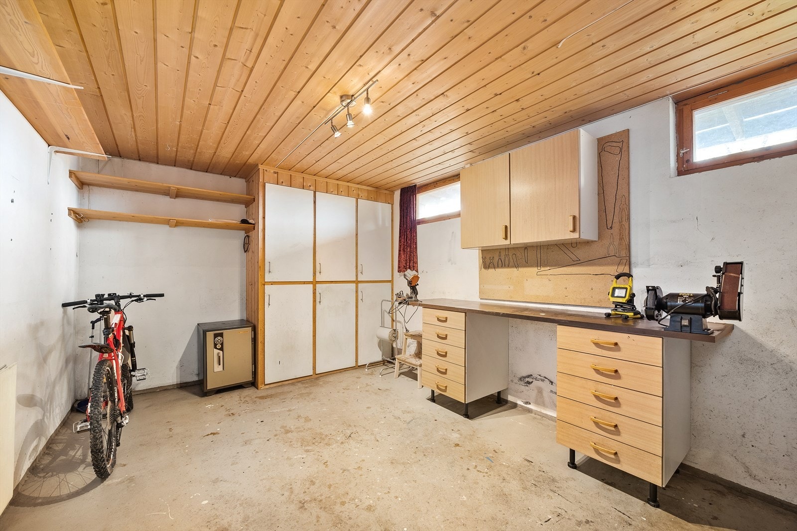 Et av kjellerrommene er innredet som verksted/hobbyrom. Galleribilde
