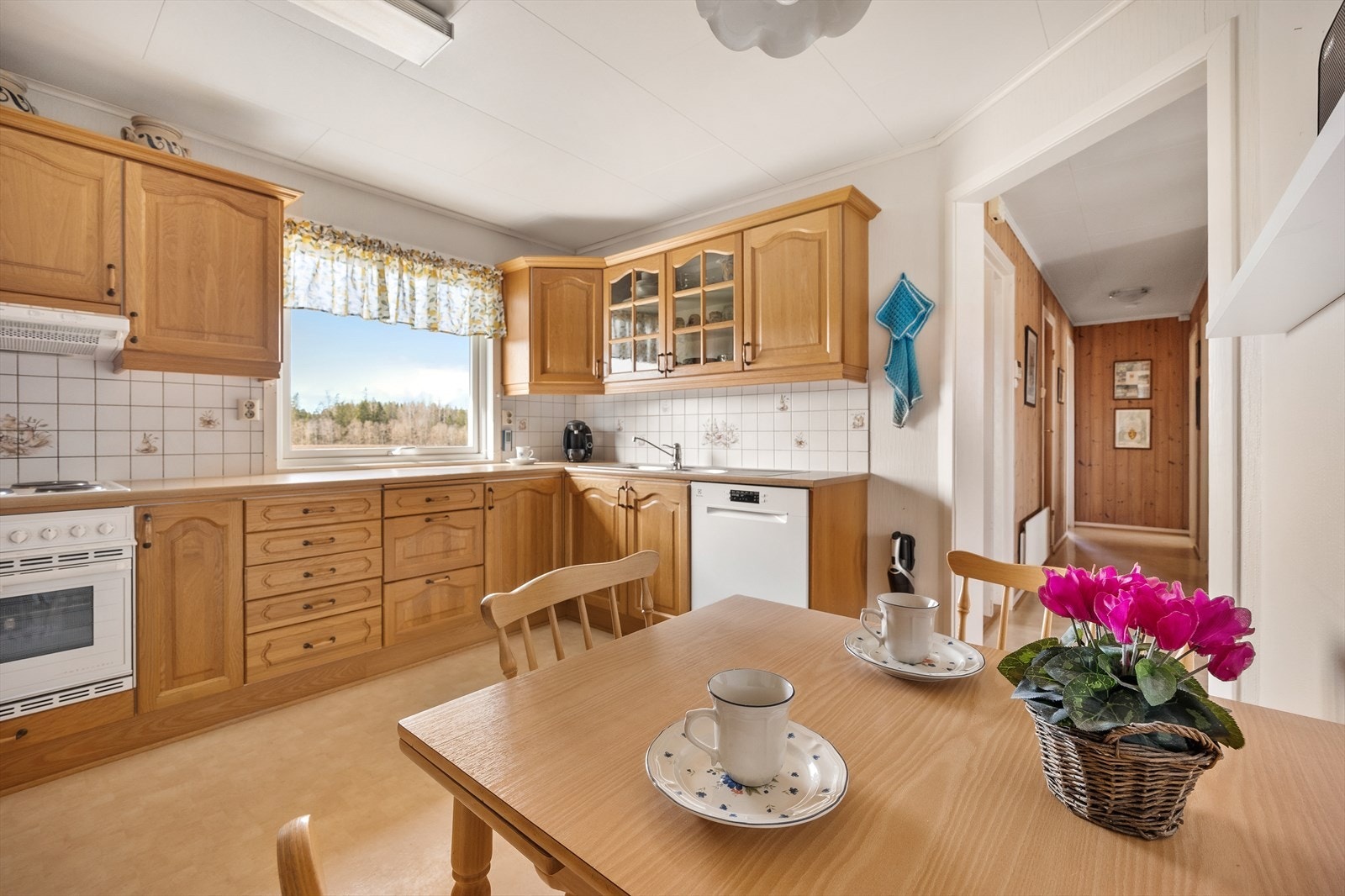 Kjøkkeninnredning fra Sentrum-kjøkken med mørke, profilerte fronter og benkeplate i laminat. Galleribilde