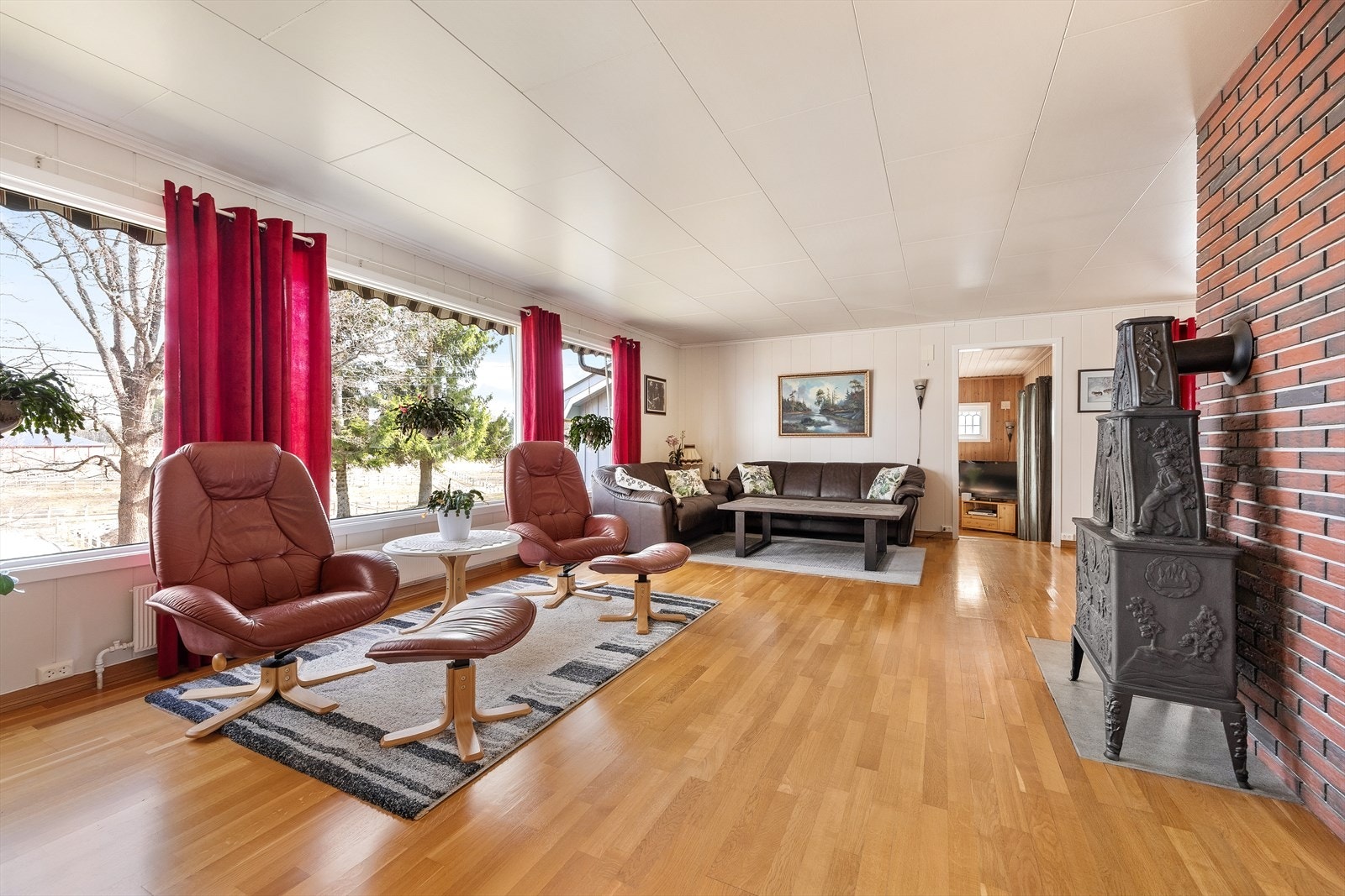 Fra stuevinduene har man utsyn over nærområdet og det omkringliggende landskapet. Galleribilde