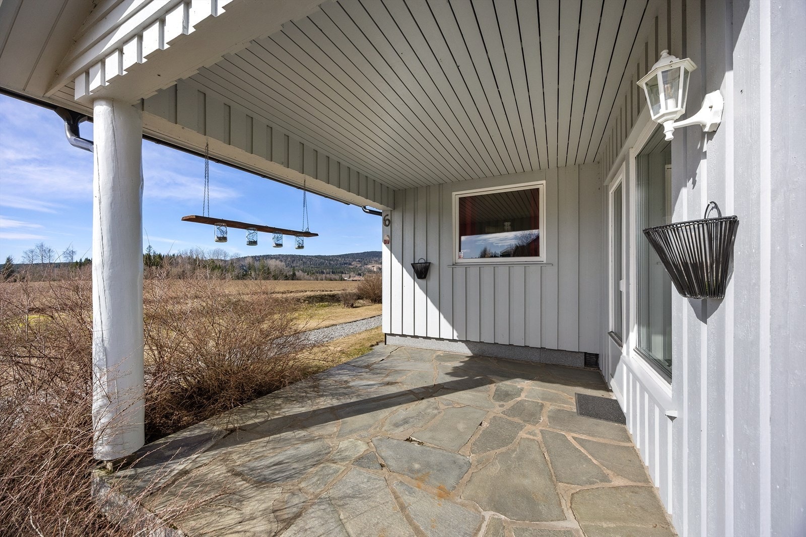 Overbygget og steinsatt terrasse. Galleribilde