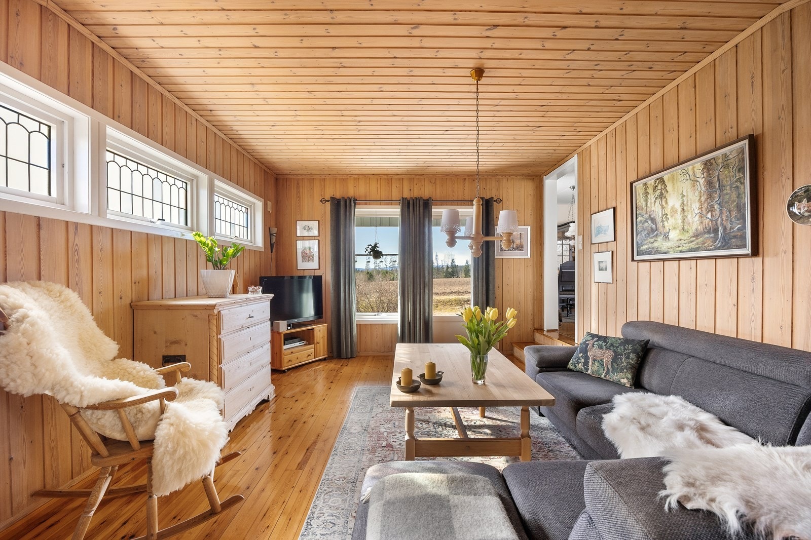 Fra TV-stuen er det direkte utgang til en sørvendt platting på 15 m². Galleribilde