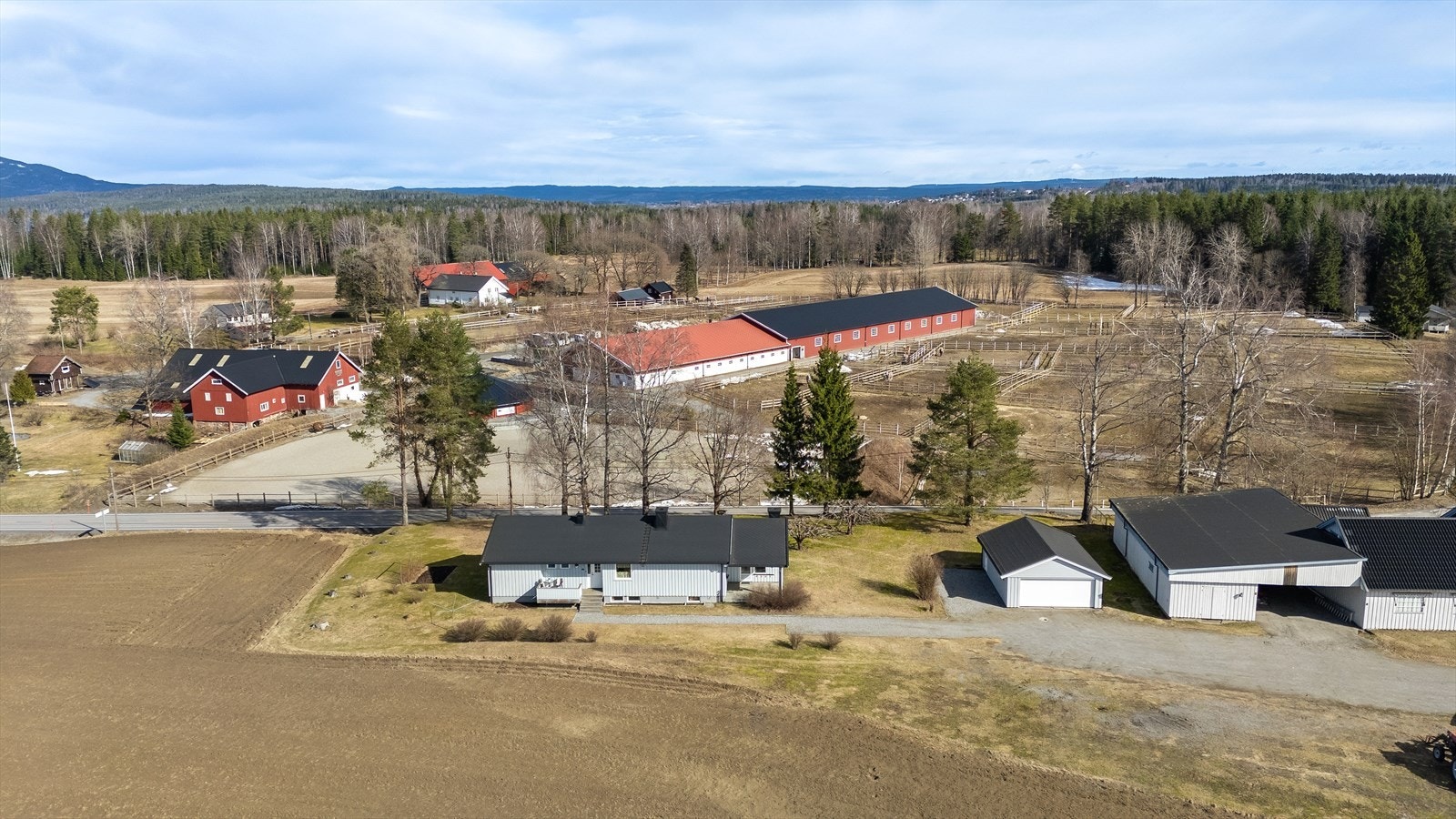 Velkommen til Vestre Hurdalsveg 6!
Området byr på gode turmuligheter både sommer som vinter.
Foto: Espen Edin/Imageday Galleribilde