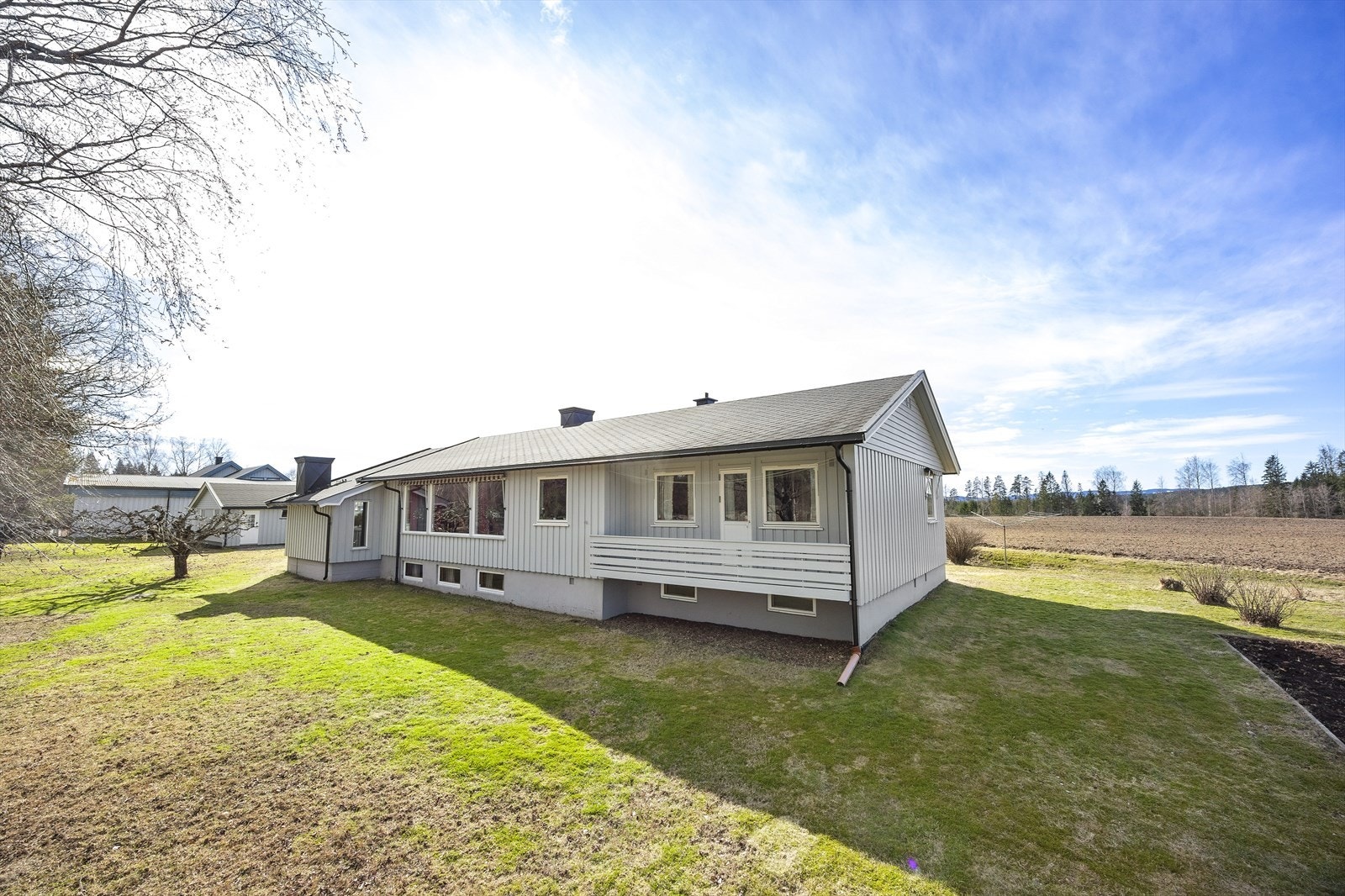 Fra eiendommen er det kort vei til Maura sentrum, med butikker og servicetilbud. Galleribilde