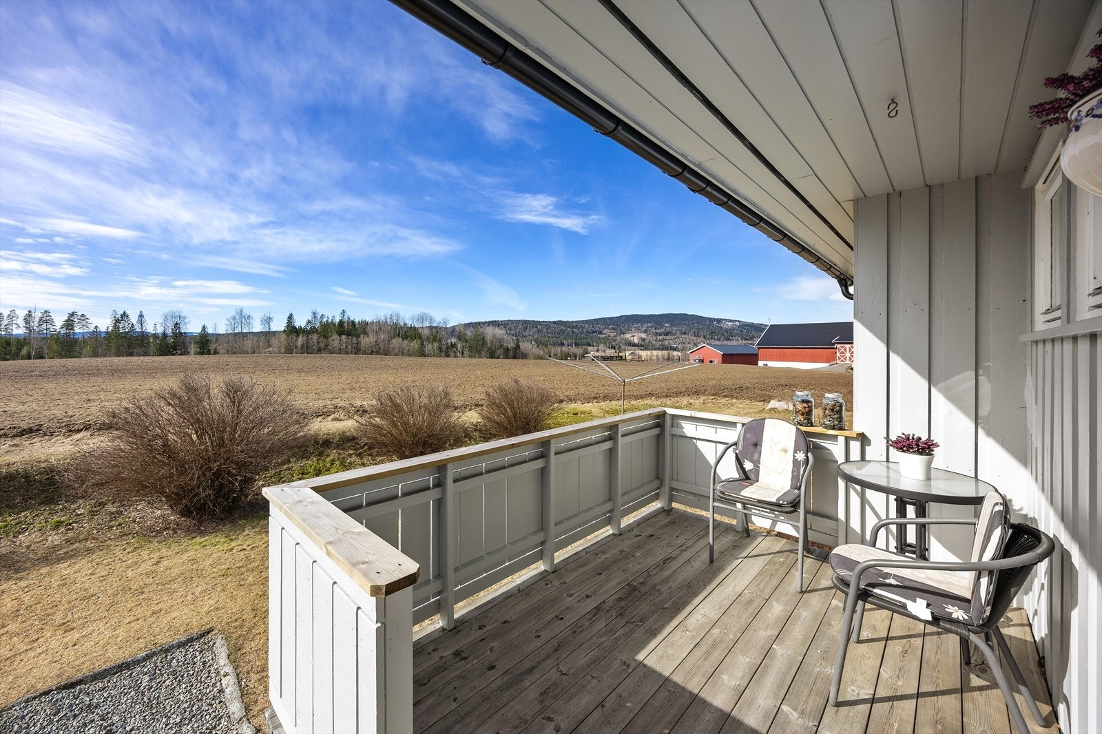 Den sørvendte plattingen på 15 m² utvider oppholdsarealet på sommerstid. Galleribilde