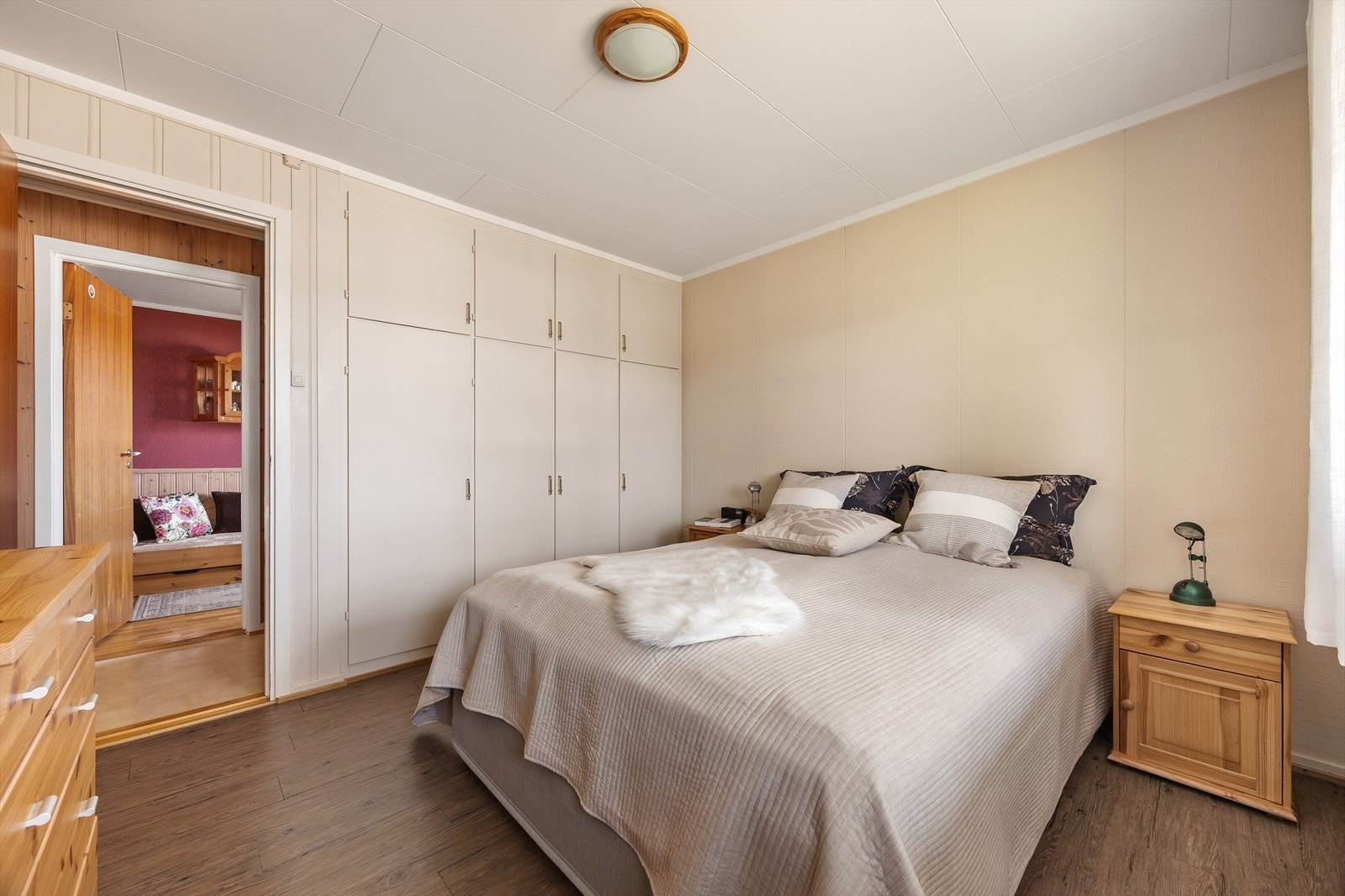 Hovedsoverommet har god plass til dobbeltseng og en integrert garderobeløsning. Galleribilde