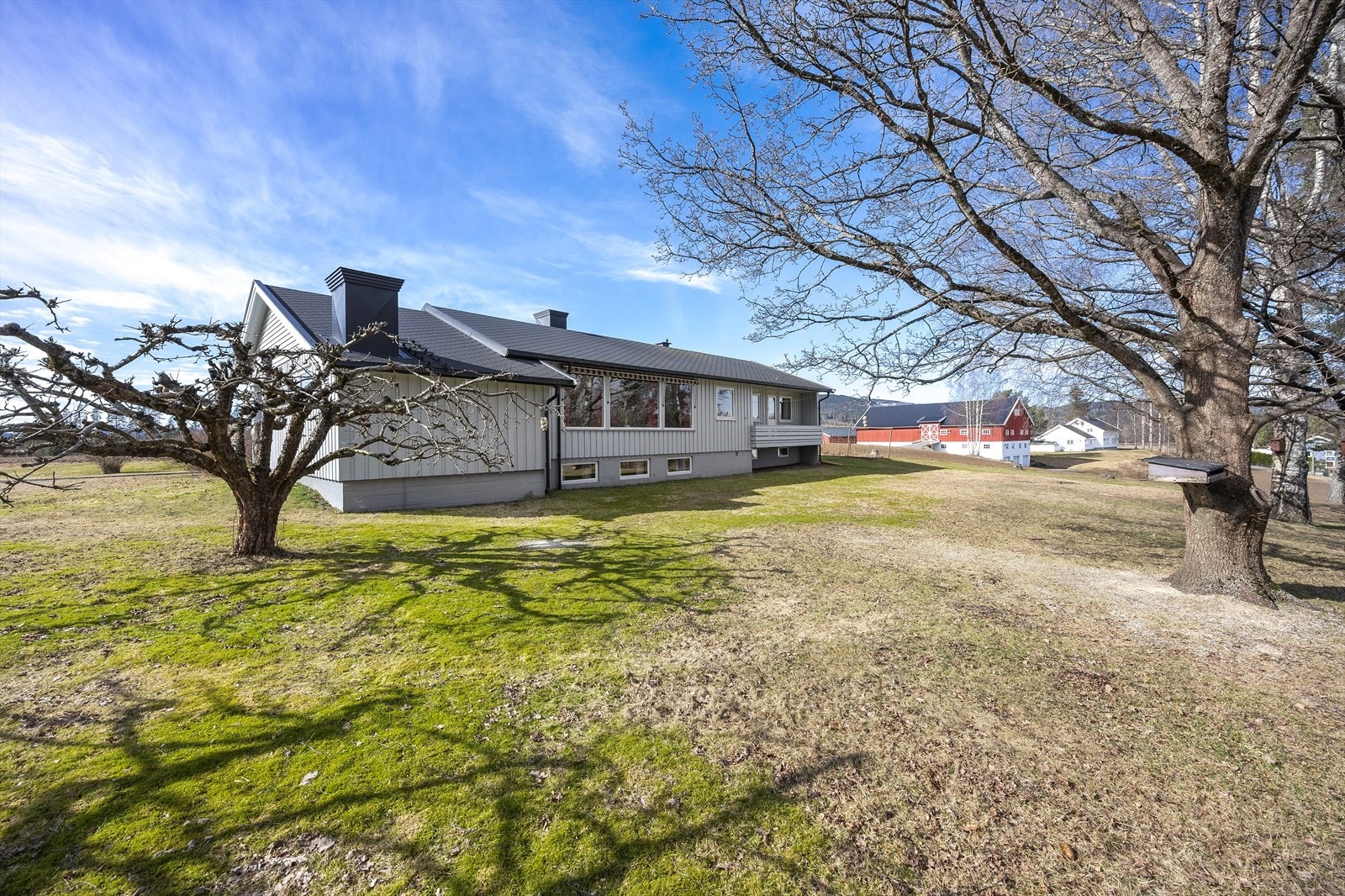 Den store tomten gir rikelig med plass for utendørsaktiviteter. Galleribilde