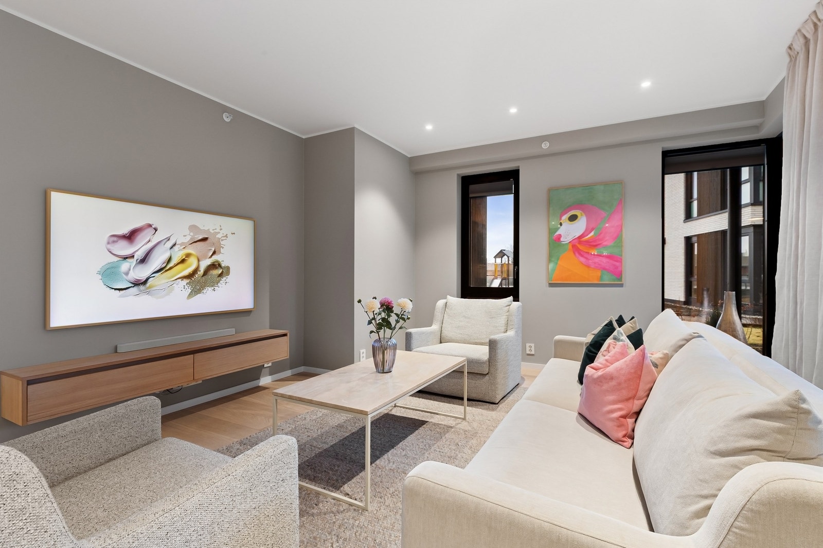 Leiligheten har en flott planløsning bestående av entré/gang, to bad, tre soverom, stue og kjøkken, samt teknisk rom Galleribilde