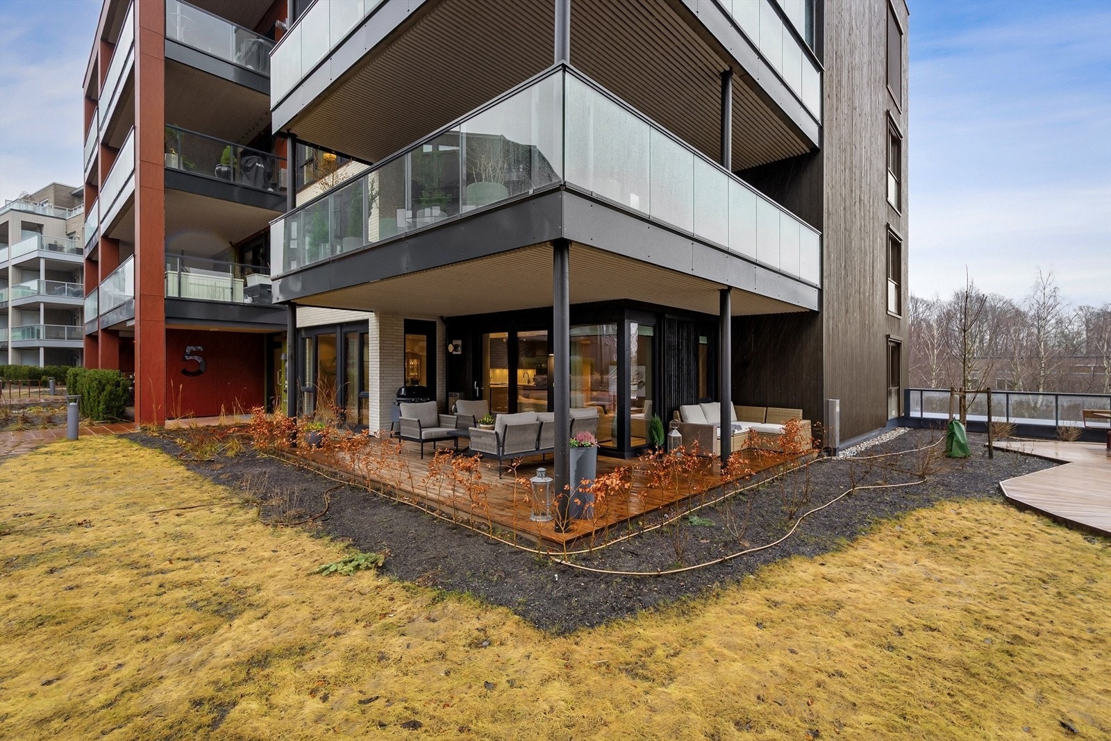 Fra stuen er det utgang til en nydelig markterrasse Galleribilde