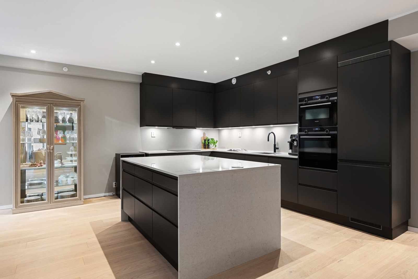 Integrerte hvitevarer sørger for et helhetlig og stilrent uttrykk Galleribilde