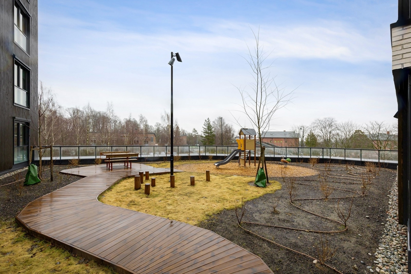 Leiligheten ligger meget sentralt til i sentrum av Bekkestua, hvor du har alt av servicetilbud rett utenfor døren Galleribilde