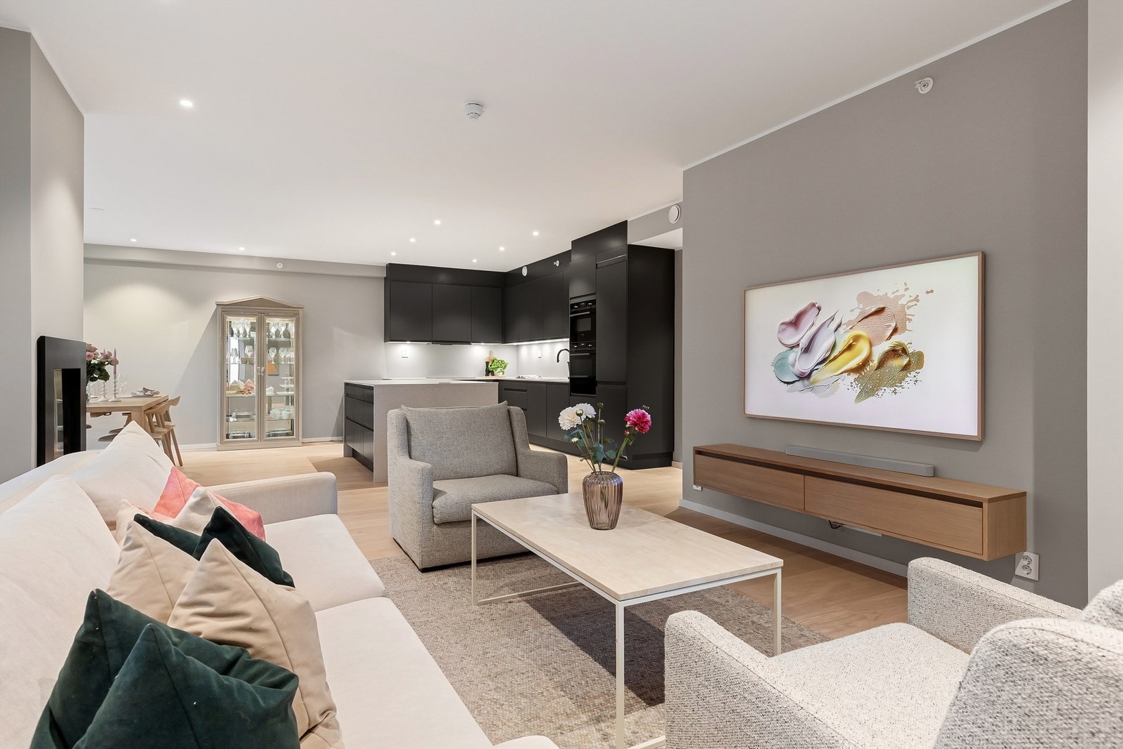 Leiligheten oppleves lys og luftig hvor det er enkelt å trives Galleribilde