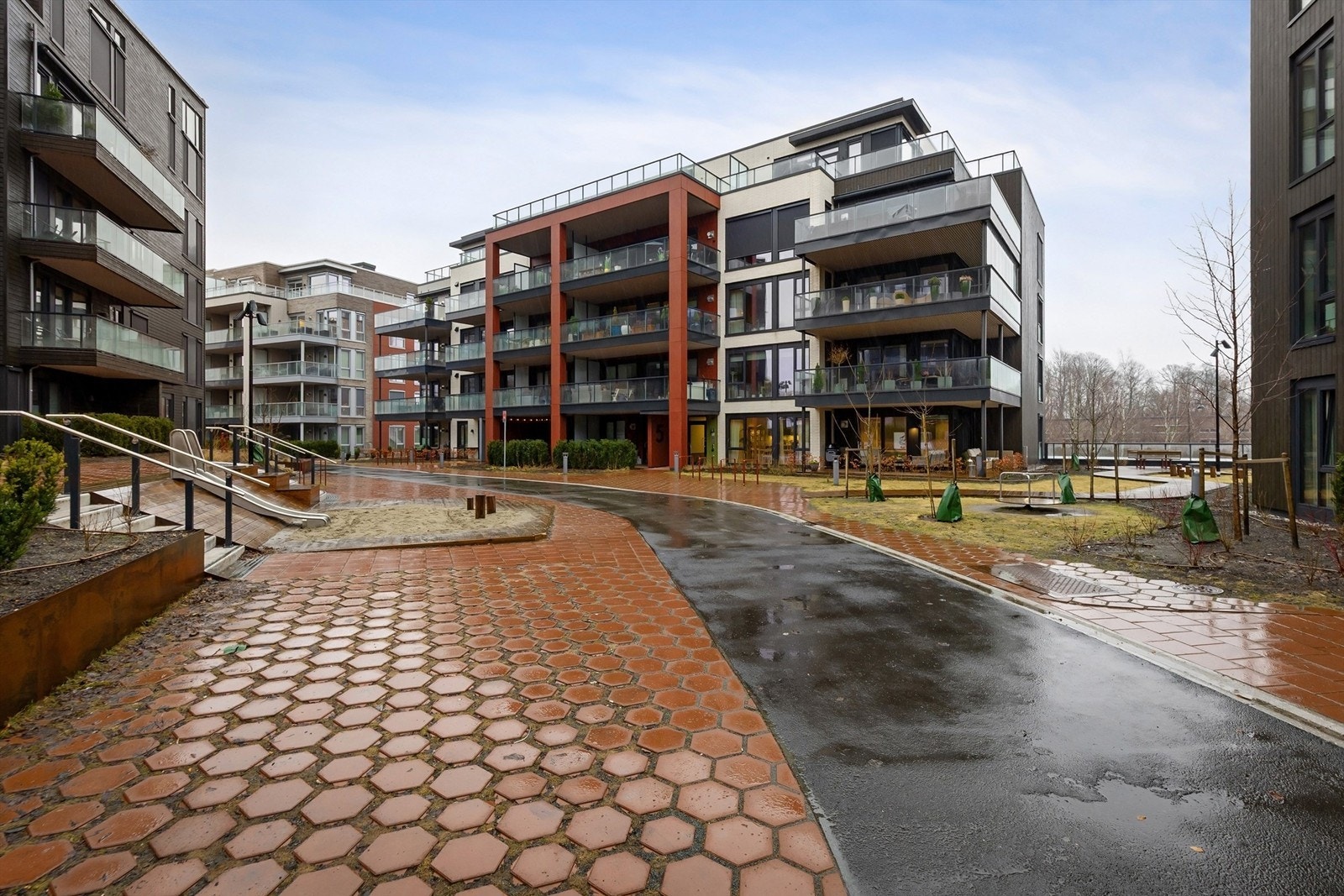 Her kan du nyte en rekke av fasiliteter, inkludert butikker, restauranter, kaféer, offentlig kommunikasjon og mye mer, alt innen gangavstand fra din egen dør Galleribilde