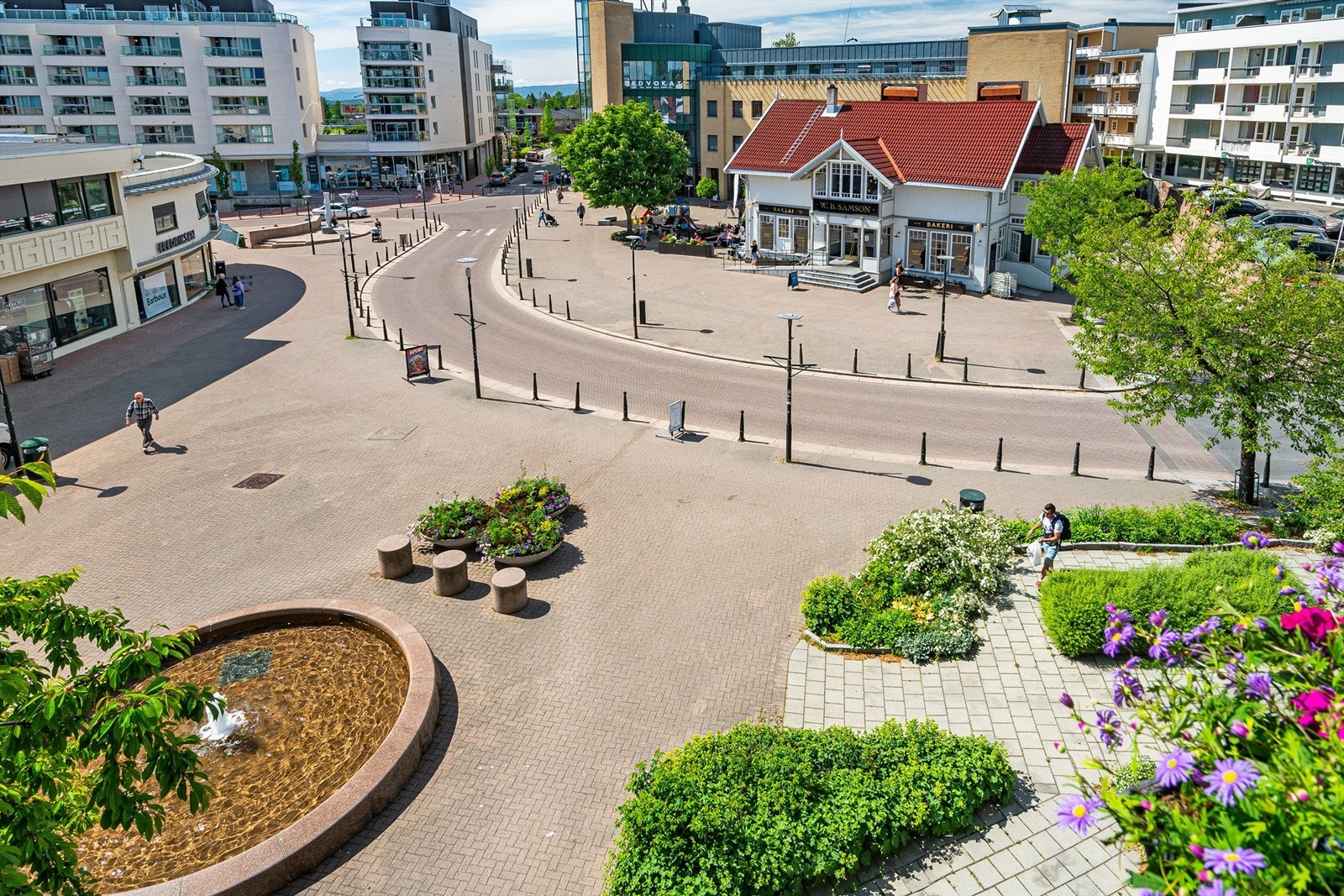 Områdebilde - Bekkestua sentrum er et hyggelig sted med en rekke forskjellige butikker, servicefasiliteter og spisesteder Galleribilde