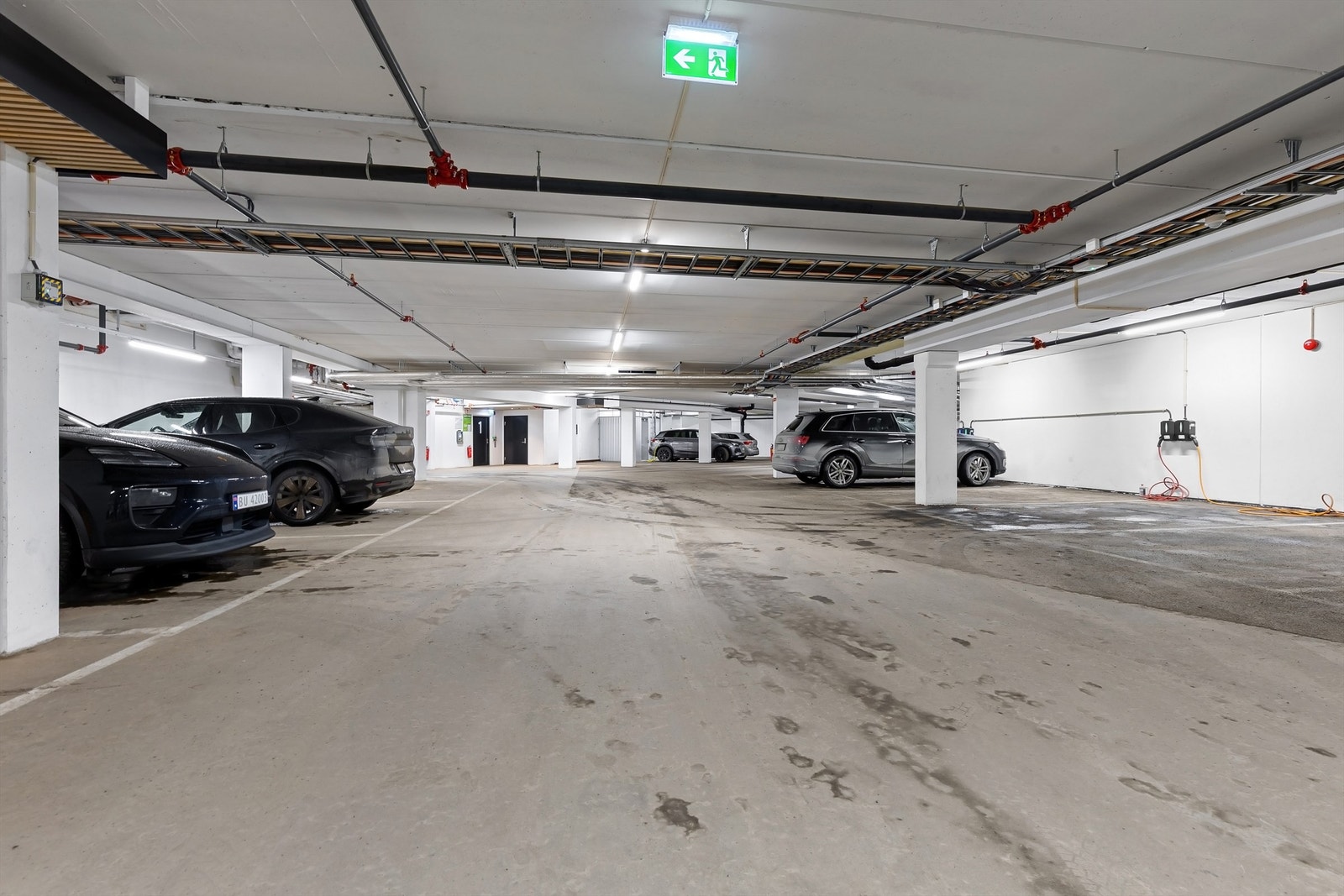 Med leiligheten følger én garasjeplass (nr. 119) som tillegg til seksjonen. Det er elbil-lader på plassen Galleribilde