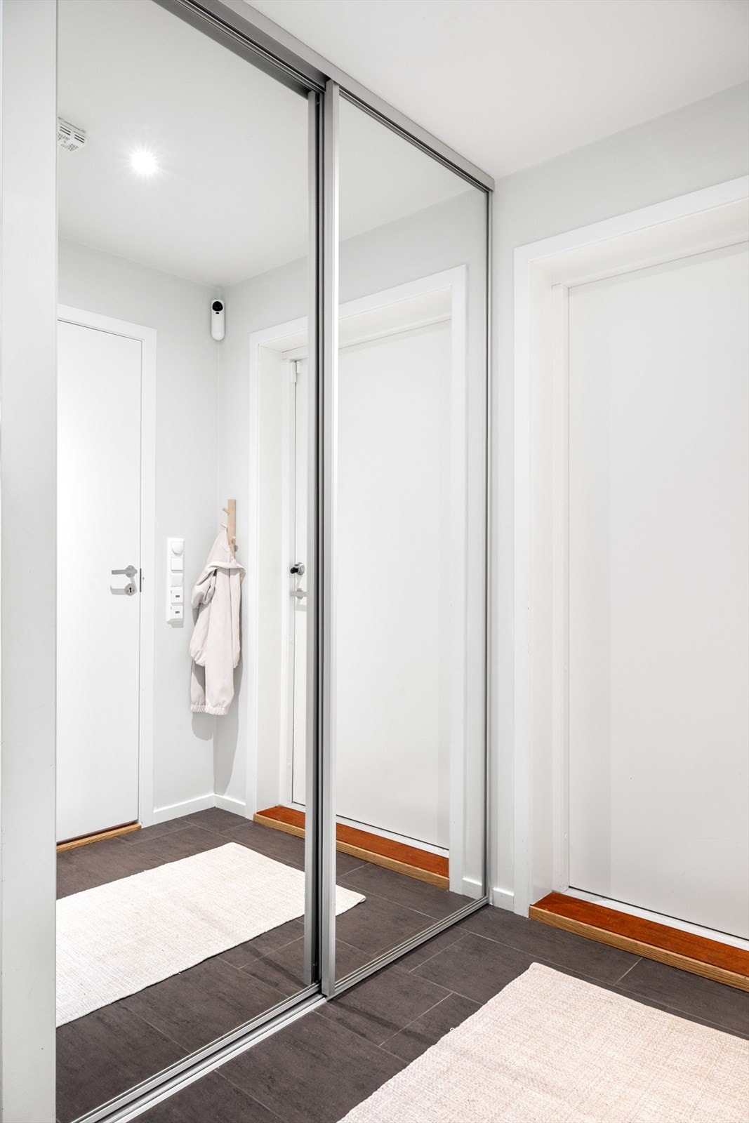 Stor skyvedørsgarderobe i gangen. Galleribilde