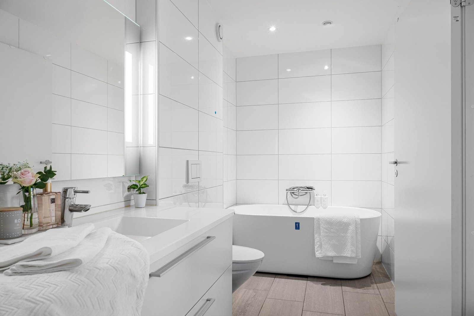 Innredet med dusjnisje, badekar, vask og wc. Galleribilde