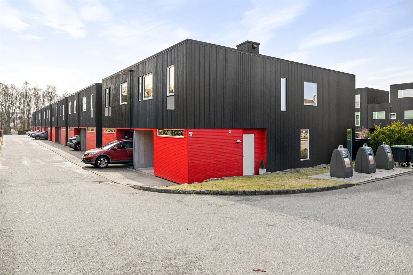 Boligen er i enden av gata, og har derav flere vinduer. Galleribilde