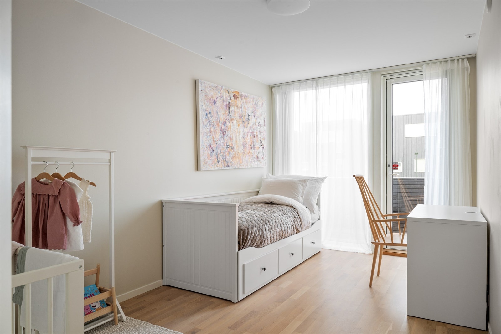 Soverom nr. 4 har utgang til vestvendt balkong. Galleribilde