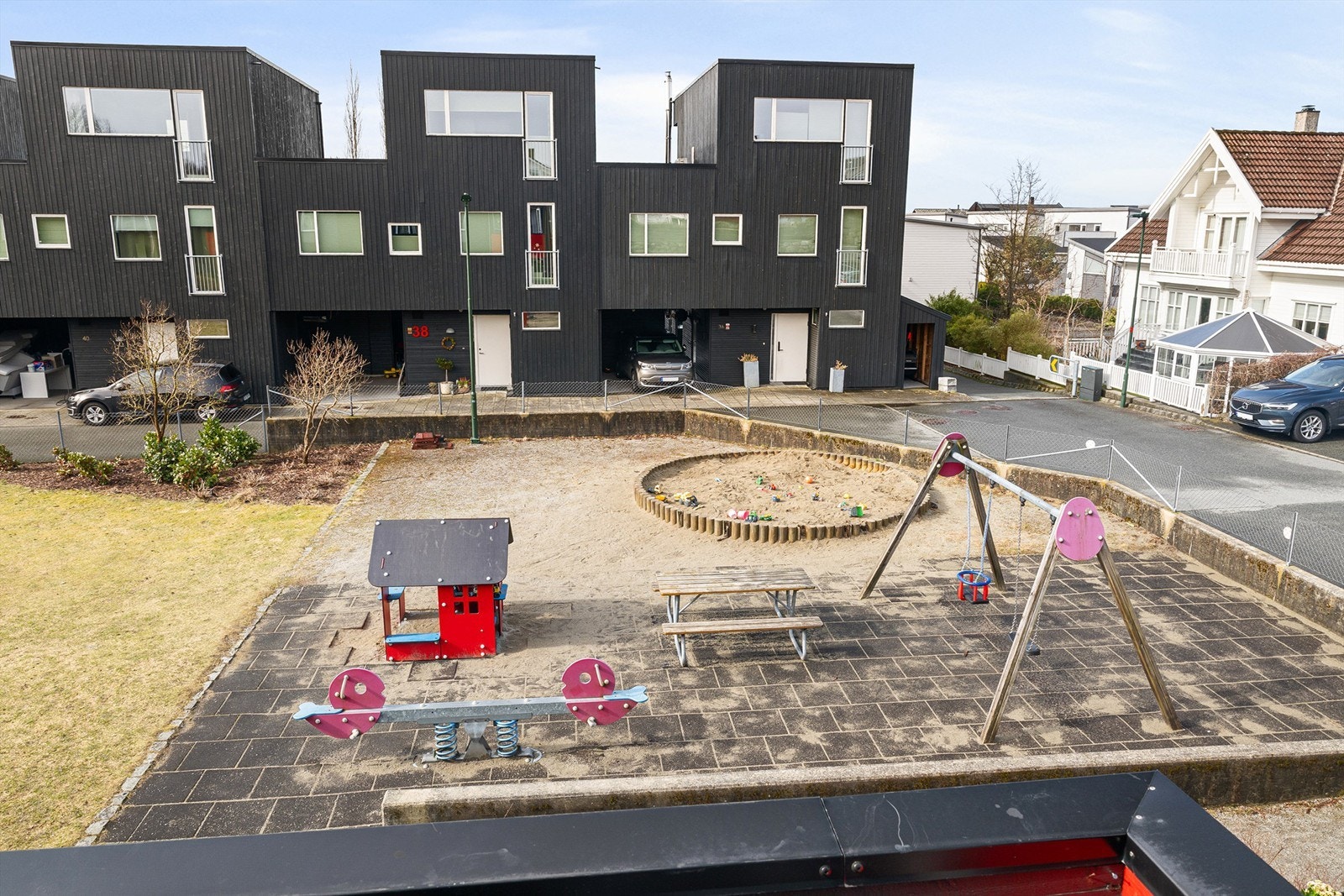 Felles lekeplass for beboerne i Rosehagen. Galleribilde
