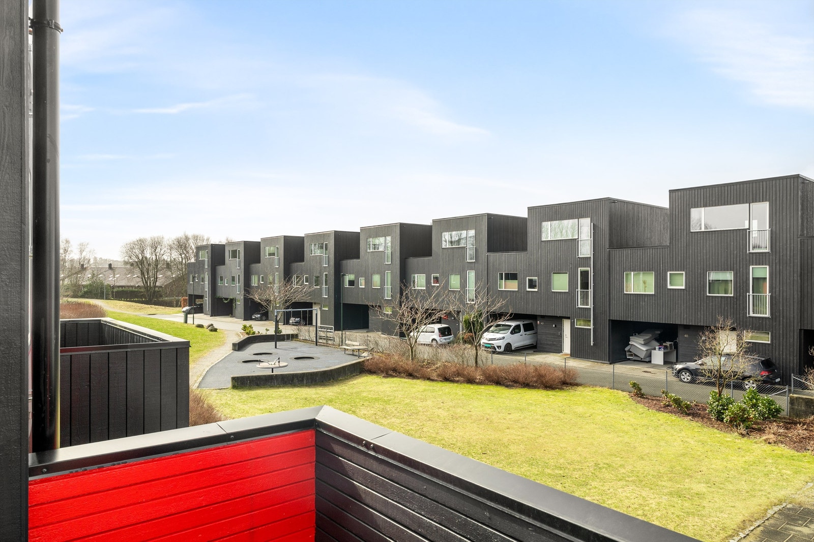 Balkong på 3 kvm med utsikt ned til flotte fellesarealer. Galleribilde