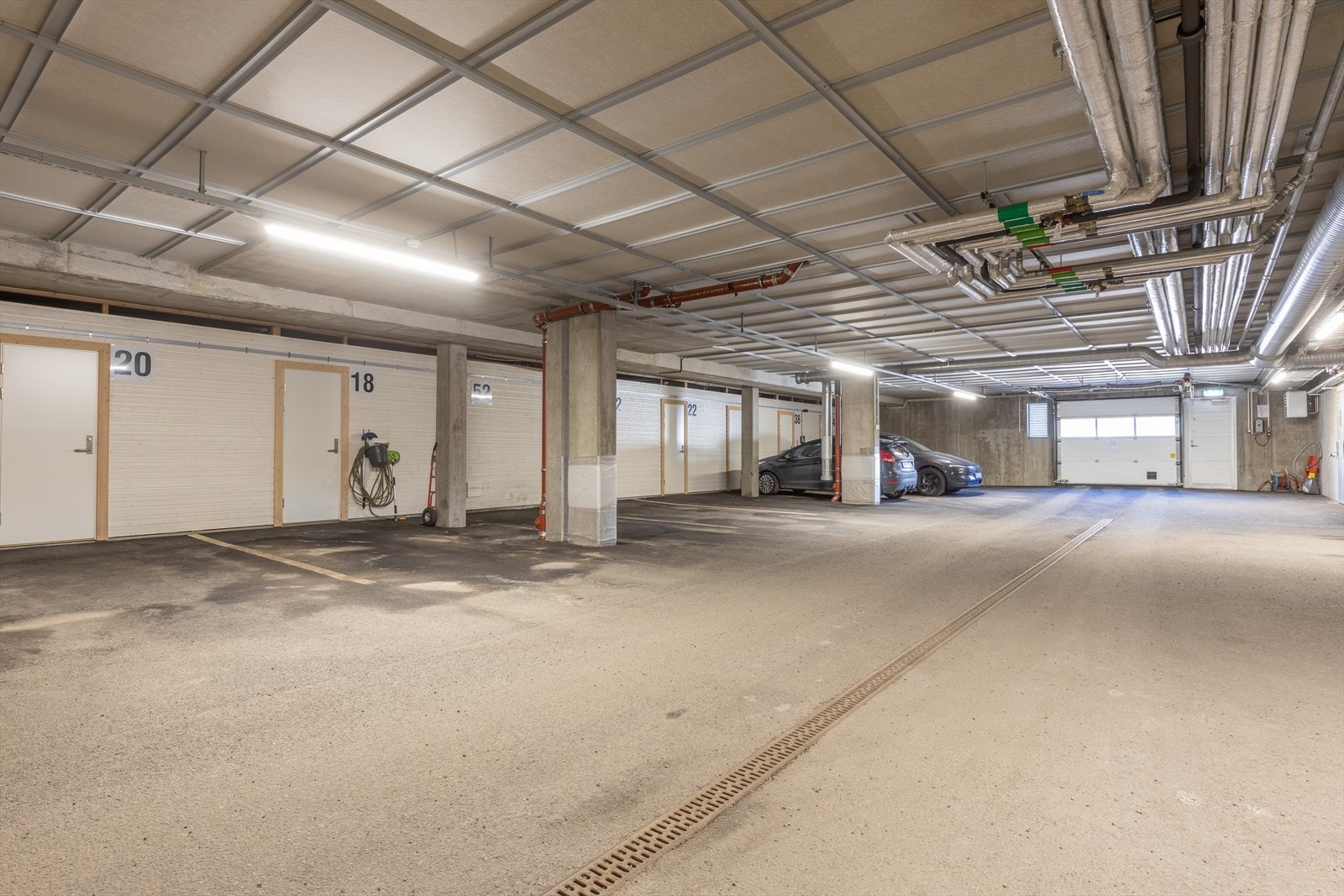 Leiligheten disponerer egen biloppstillingsplass og bod i felles garasjekjeller. Det er lagt klar infrastruktur for etablering av elbil-lader, og sameiet har heis. Galleribilde