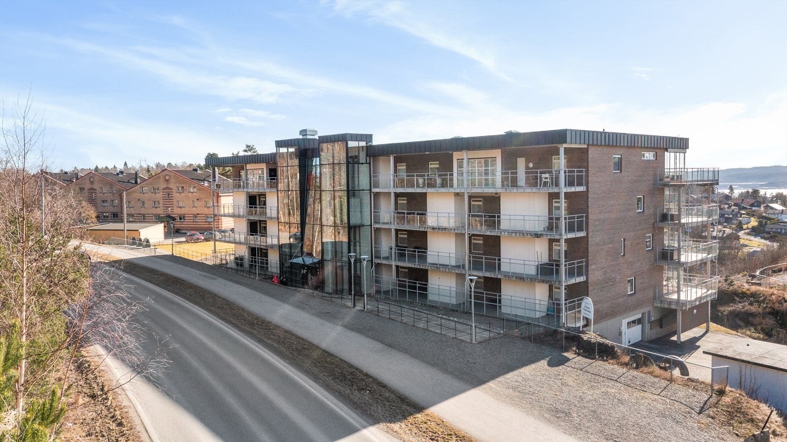 Dagligvarehandelen kan gjøres ved populære Meny Flåtten, som ligger som nærmeste nabo. Kort vei også til Stridsklev med dagligvareforretninger, apotek og legesenter. Galleribilde