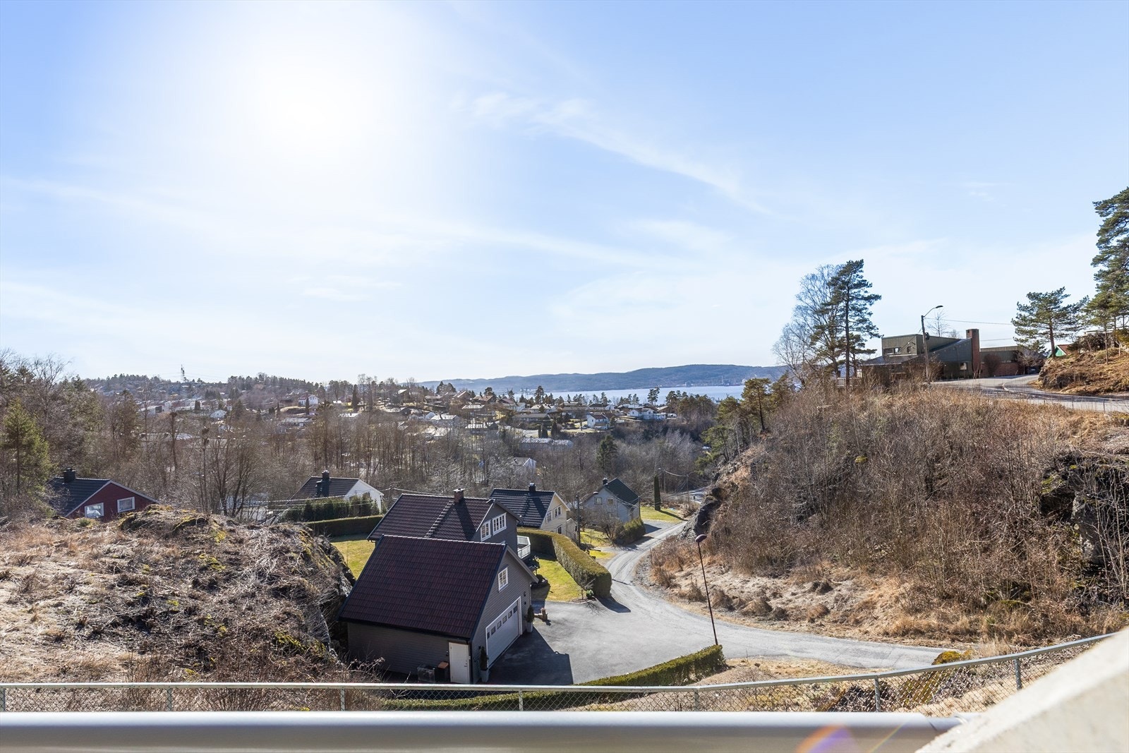De store stuevinduene mot sydvest slipper inn godt med naturlig lys og gir flott utsikt til Frierfjorden! Galleribilde