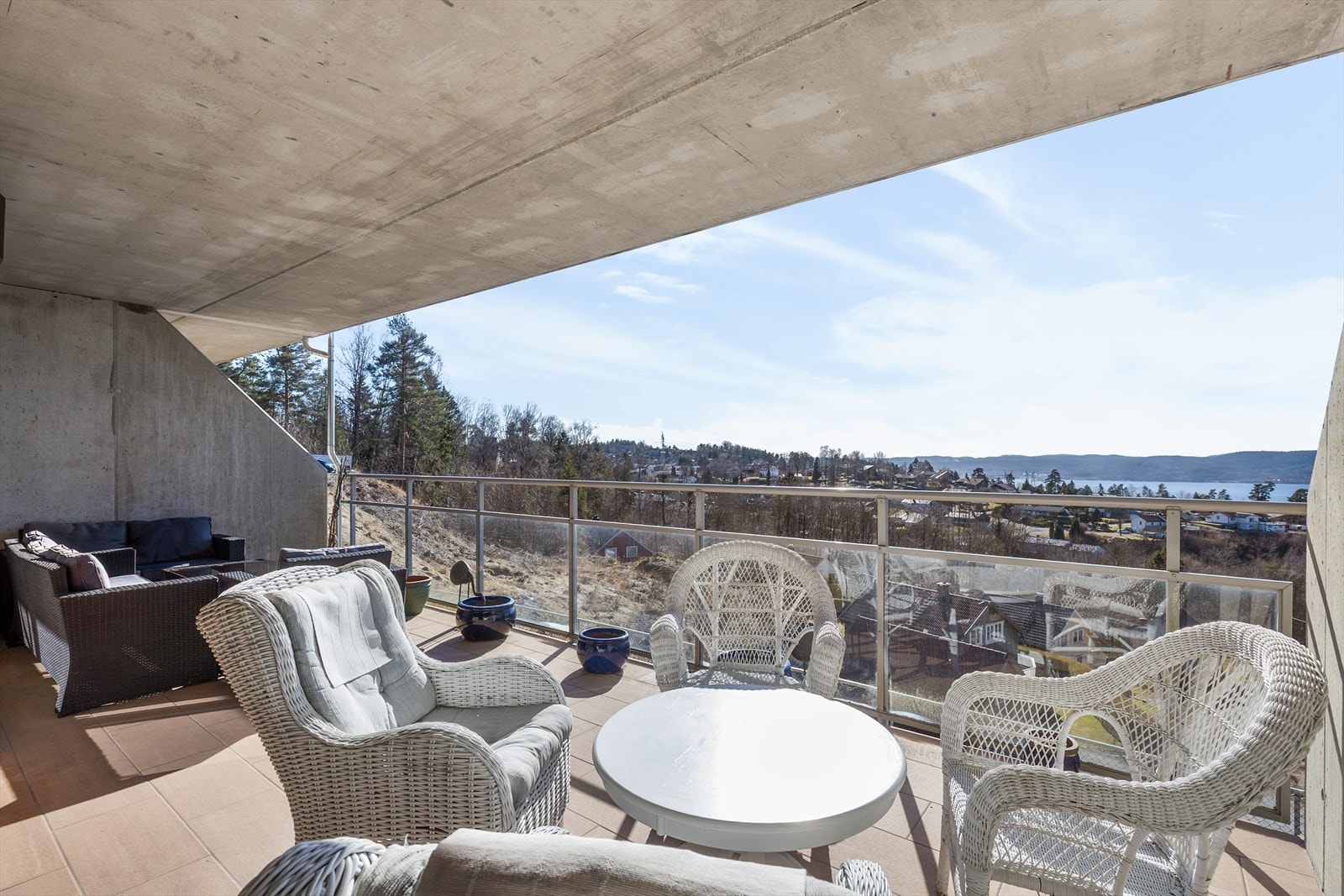 Fra stuen er det utgang til en stor og deilig terrasse mot sydvest, med god plass til utemøbler, gode solforhold og nydelig utsikt! Renhold av utvendige glass på terrassen er inkludert i felleskostnadene. Galleribilde