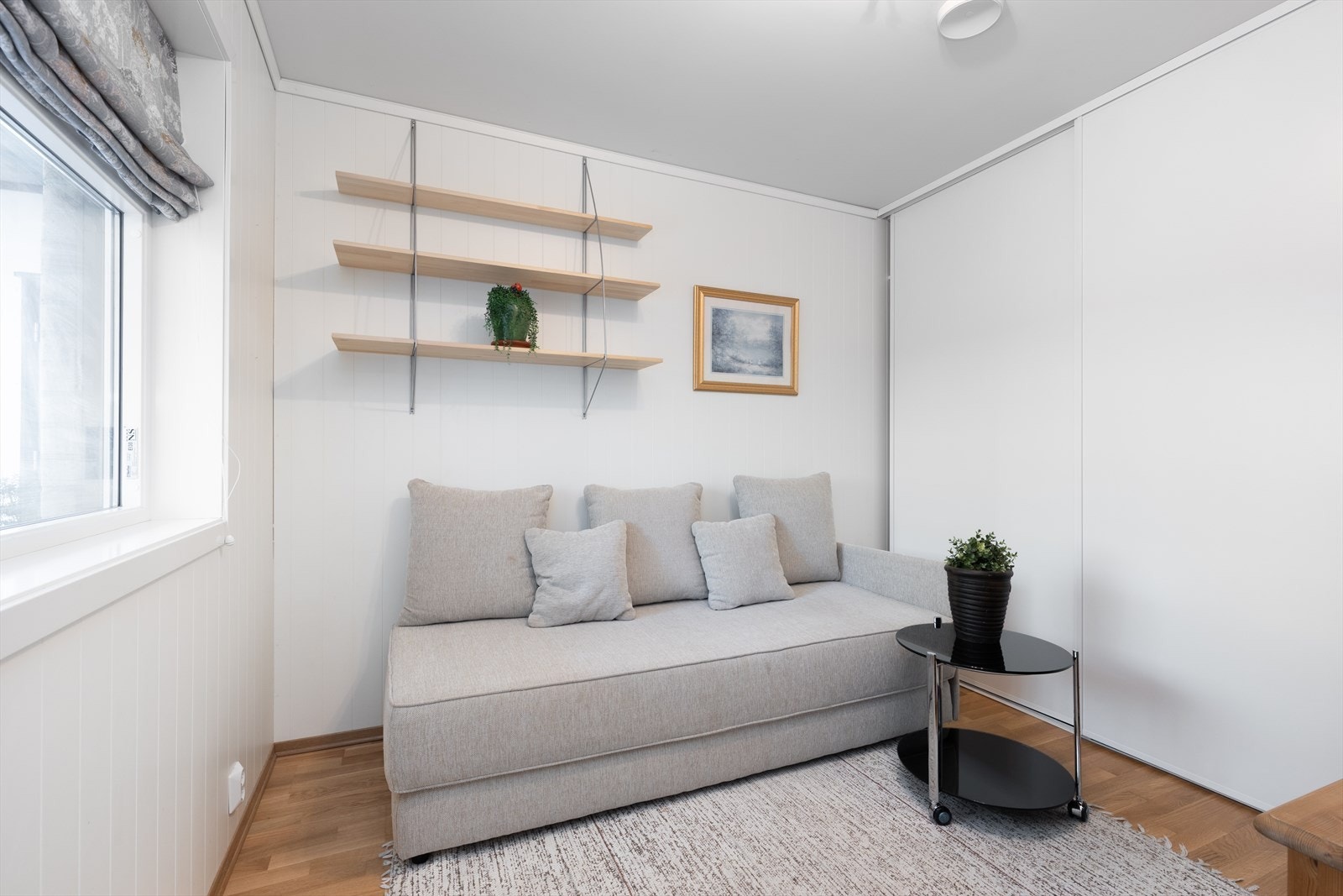 Soverom II, med hvit skyvedørs garderobe Galleribilde