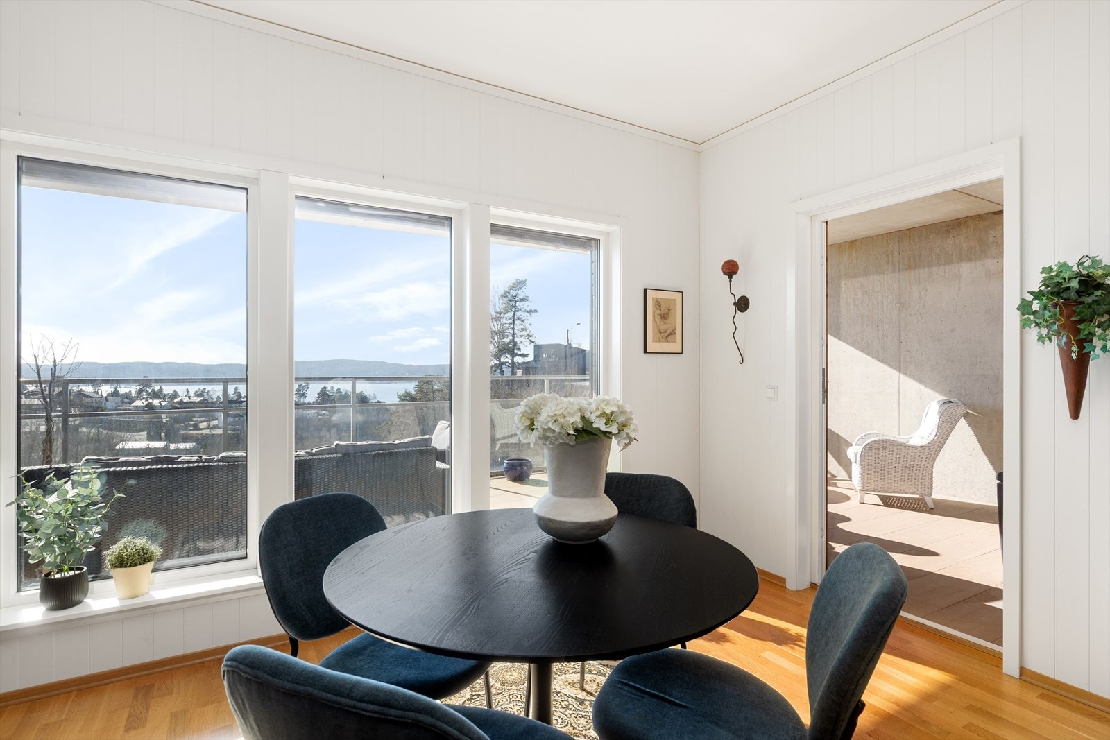 Stuen har god plass til både sofagruppe og spisestue. Det er opplyst at bl.a. kabel tv er inkludert i felleskostnadene og varmtvann! Galleribilde