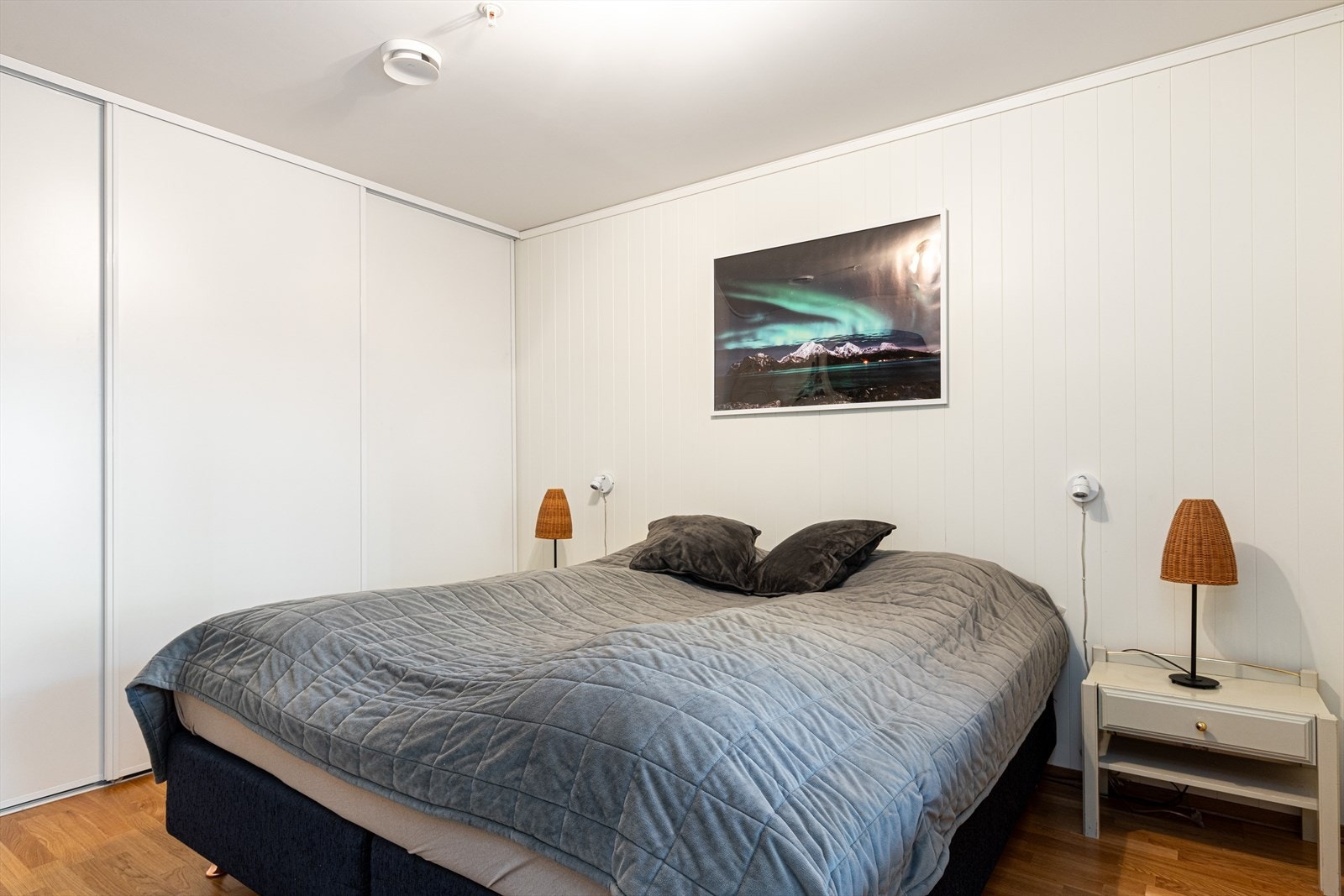 Soverommene har lyse overflater og god plass til soveromsmøblement, samt er det på begge soverom etablert praktisk skyvedørsgarderobe for klesoppbevaring. Galleribilde