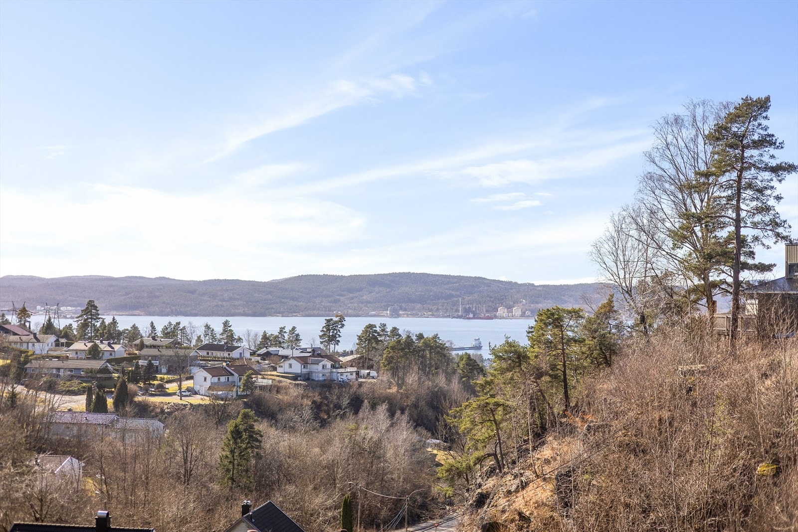 Leiligheten ligger usjenert til i 1. etasje, med flislagt terrasse mot sydvest. Gode solforhold og nydelig utsikt til Frierfjorden! Galleribilde