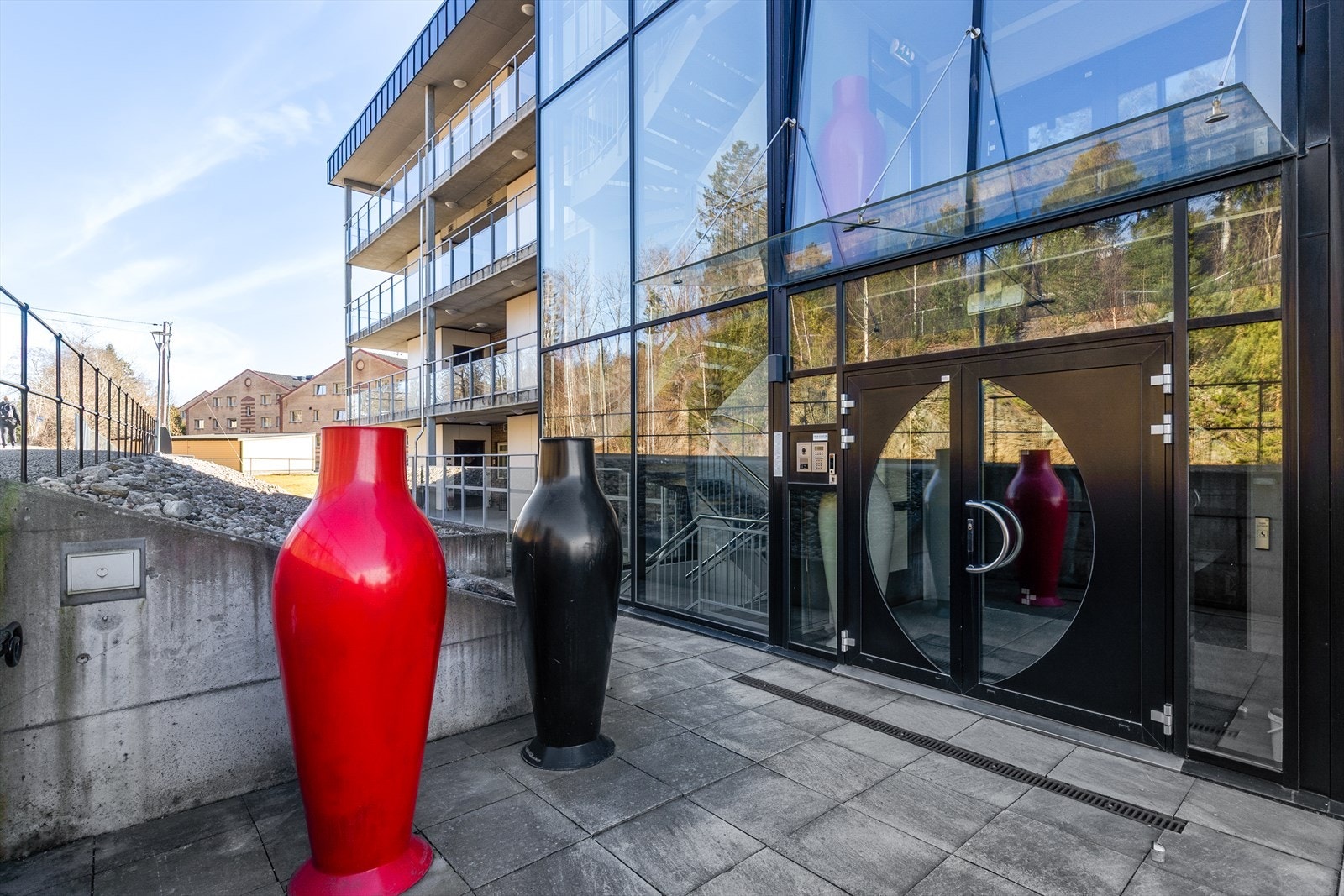 Sameiets tomt er pent opparbeidet med felles grøntarealer, asfalterte områder med biloppstillingsplasser og vaskeplass for bil. Felles, hellelagt inngangsparti. Galleribilde