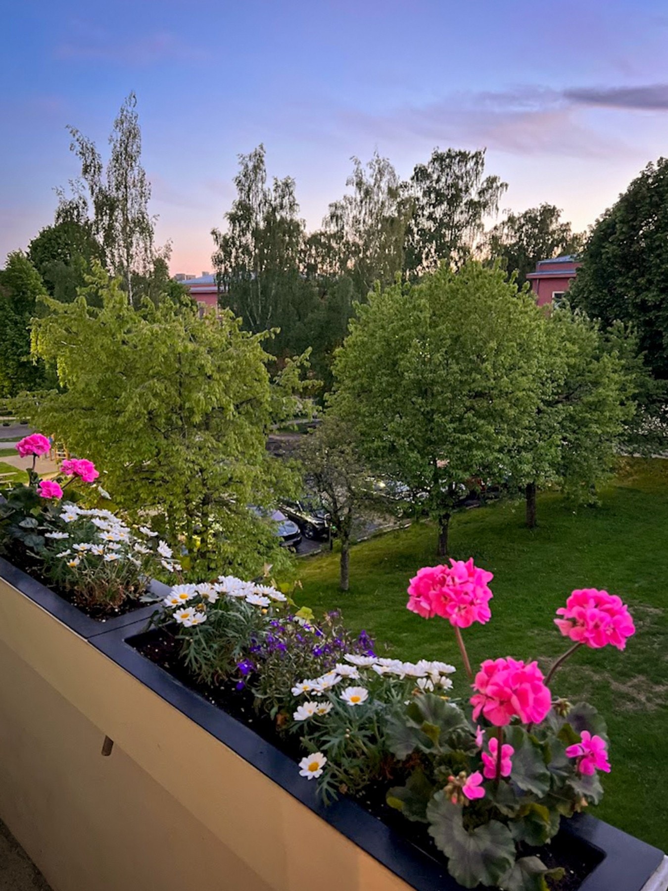 Balkongen er utstyrt med blomsterkasser som gir mulighet for beplantning og en grønn ramme rundt uteplassen. Galleribilde