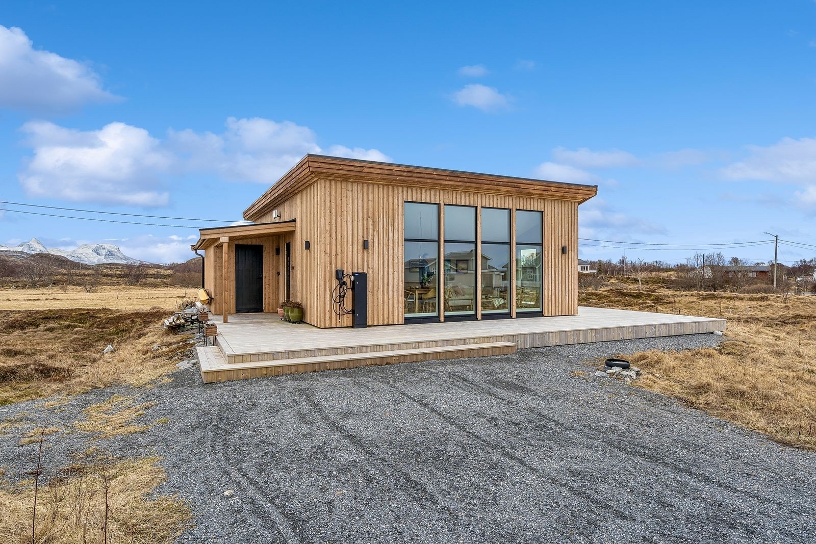 Dette er en moderne og eksklusiv fritidsbolig fra 2023, perfekt plassert på nord-staulen i Herøy. Her kombineres et stilrent, arkitektonisk uttrykk med en enestående naturkontakt. Galleribilde