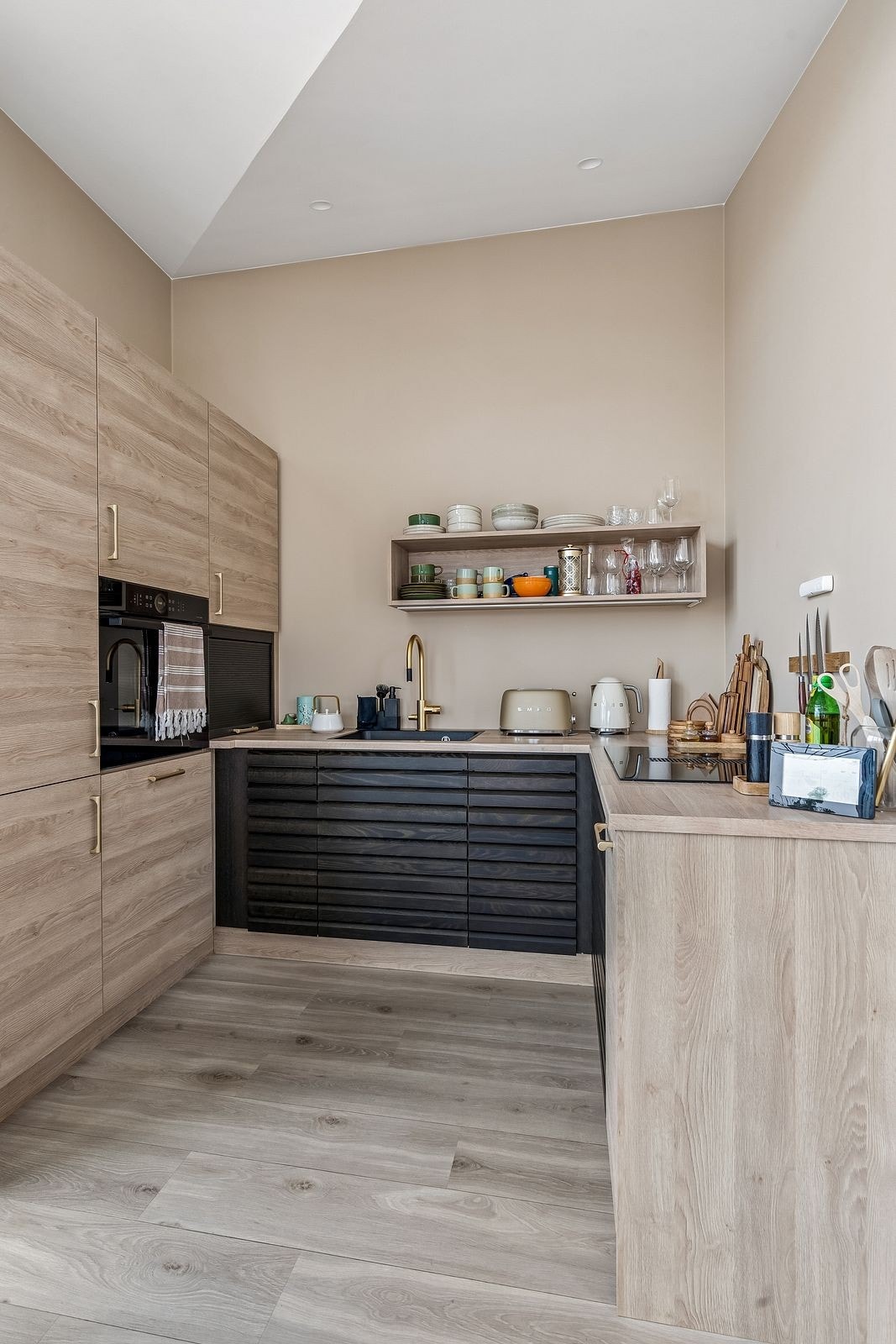 Stekeovnen er plassert i praktisk arbeidshøyde, noe som gjør matlagingen både enklere og mer behagelig. Koketoppen er sømløst plassert i benkeplaten. Galleribilde