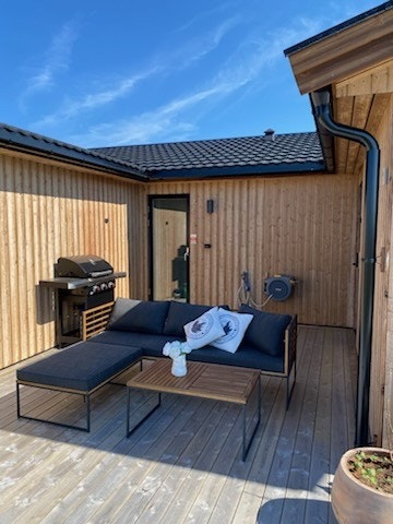 Bilde tatt av selger. Markterrassen er utformet slik at den ligger i le for vind på flere sider. God plass til utemøbler og grill. Galleribilde