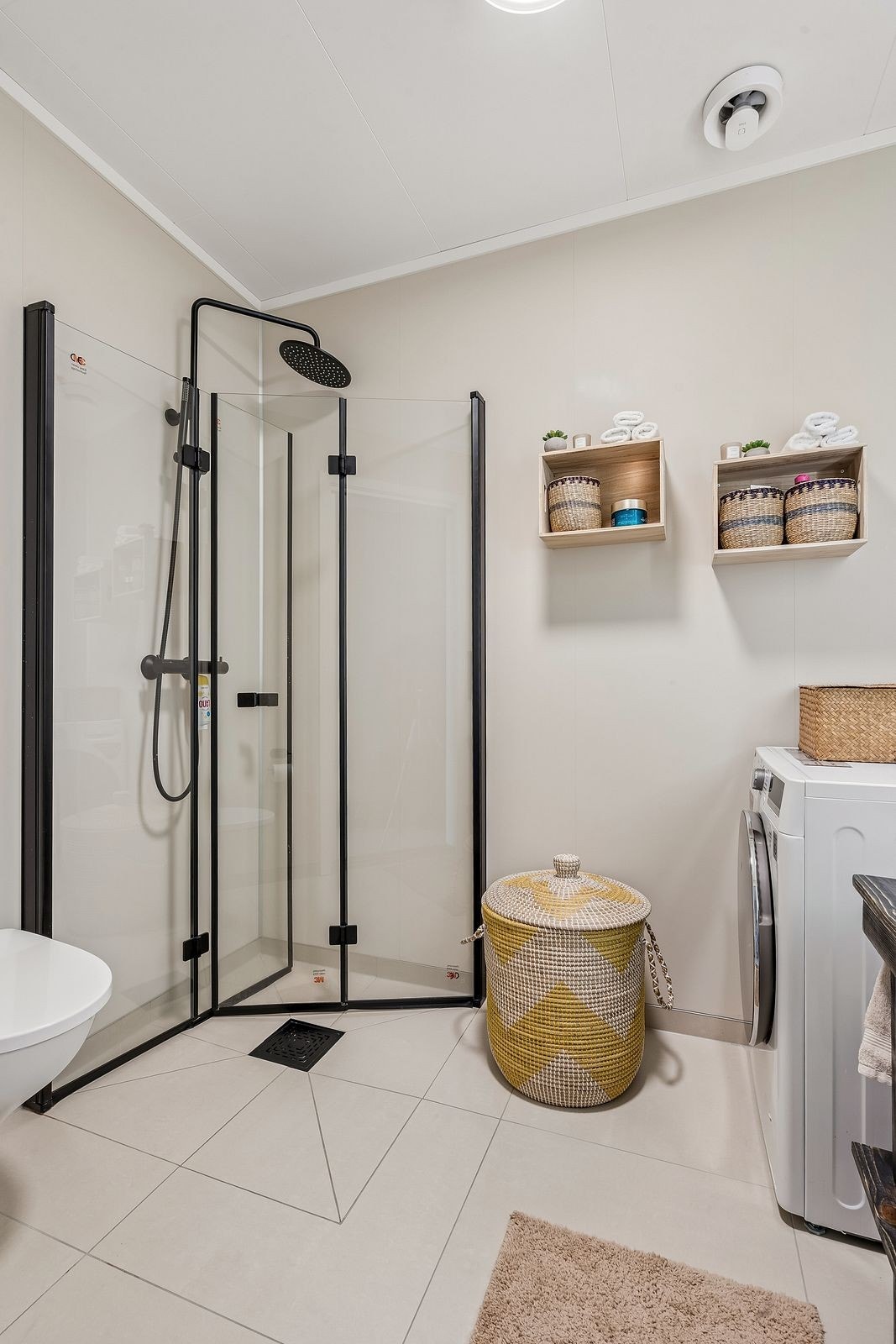 Dette er et baderom som kombinderer estetisk nytelse med de kravene man har til en moderne livsstil på hytta. Her har du varmekabler i gulv og opplegg for vaskemaskin. Galleribilde