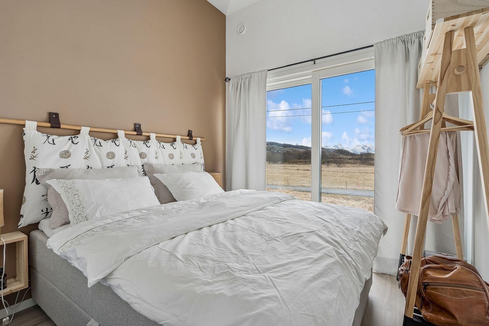 Soverommet i hytta er et sted for restitusjon med Helgelandskystens vakreste kulisser rett utenfor vinduet. Galleribilde