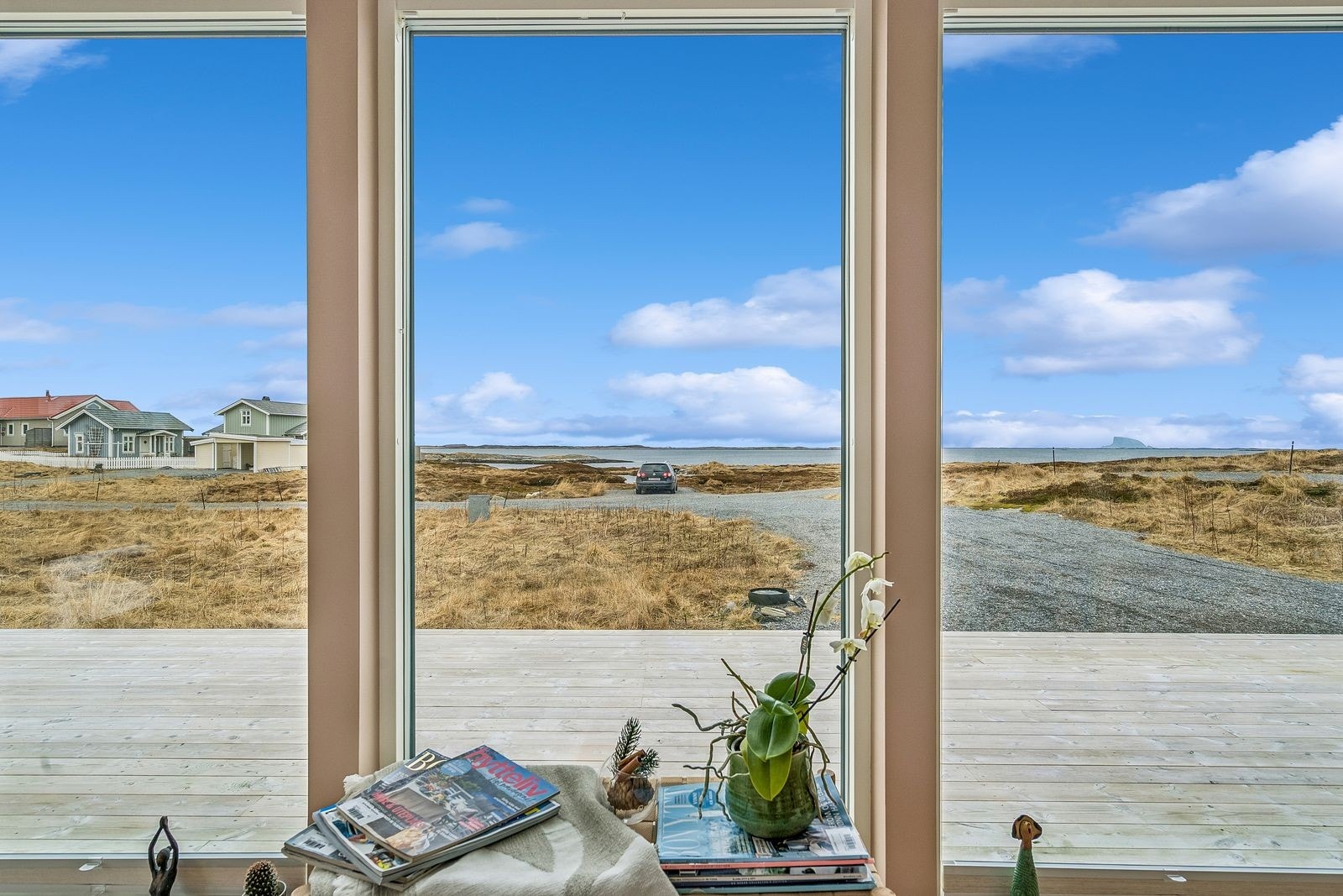 Her ser du rett ut over den mektige Helgelandskysten, hvor havet strekker seg uendelig mot horisonten. Galleribilde