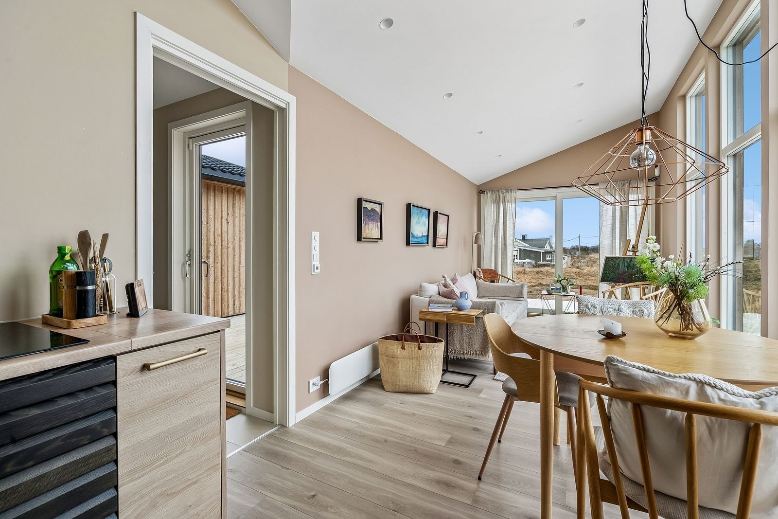 Kjøkkenet designet for både hobbykokken og den sosiale verten - et sted hvor matglede og fantastisk utsikt går hånd i hånd. Galleribilde