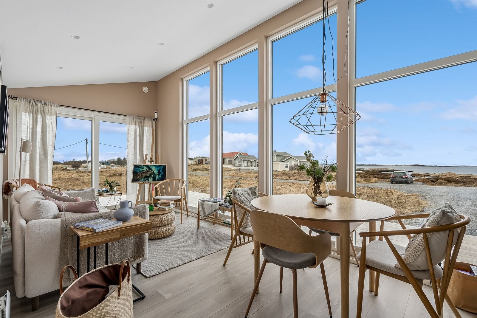 Med vinduer som dekker nesten hele fasaden i front, viskes skillet mellom ute og inne nesten helt ut. Her lever du i ett med de skiftende fargene i Nordlandshimmelen og det mektige havet utenfor. Galleribilde