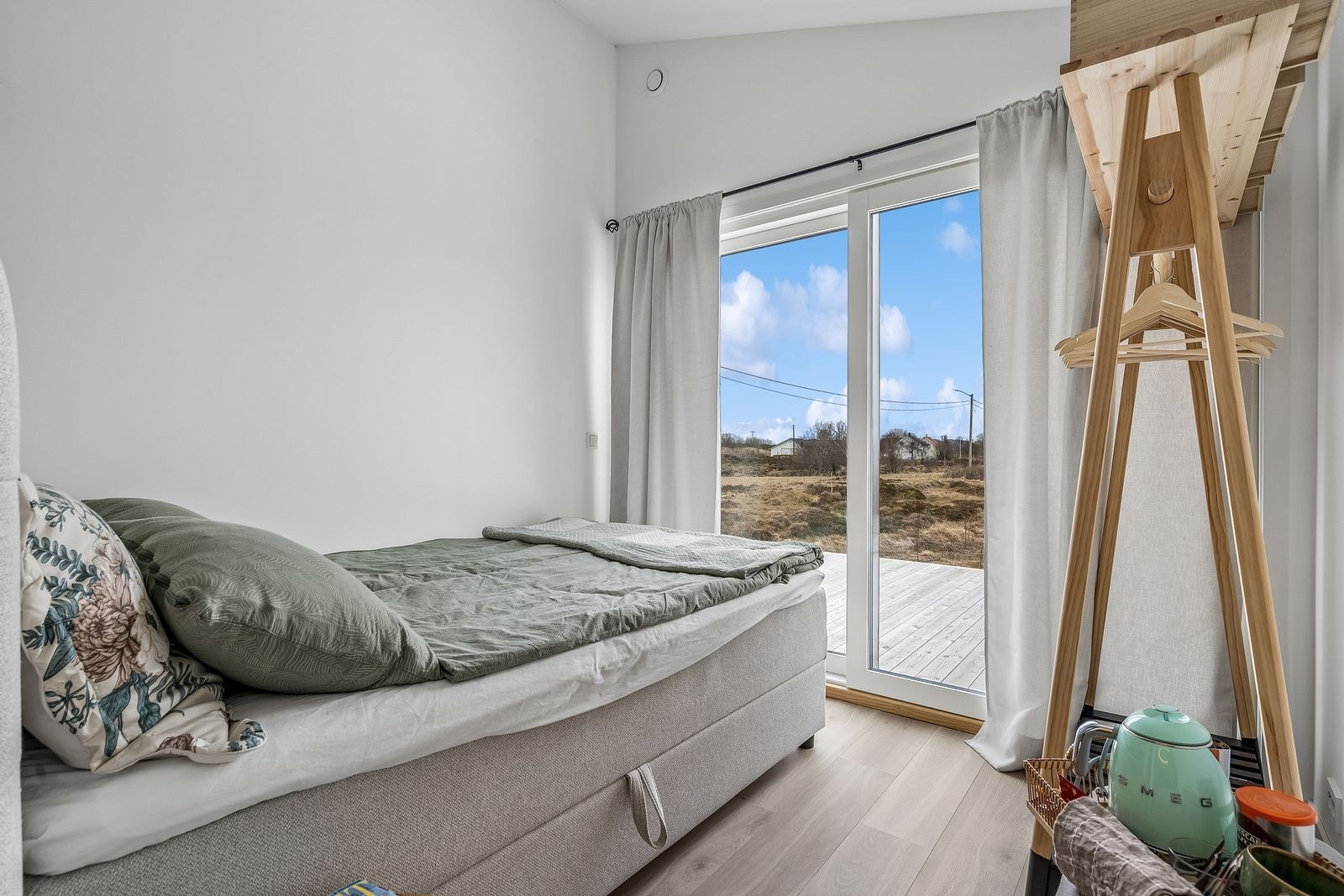 Terrassen knytter hovedhuset sammen med et koselig anneks. Her får gjester eller familie sin egen private sone med både eget soverom og bad, noe som gir maksimal komfort. Galleribilde