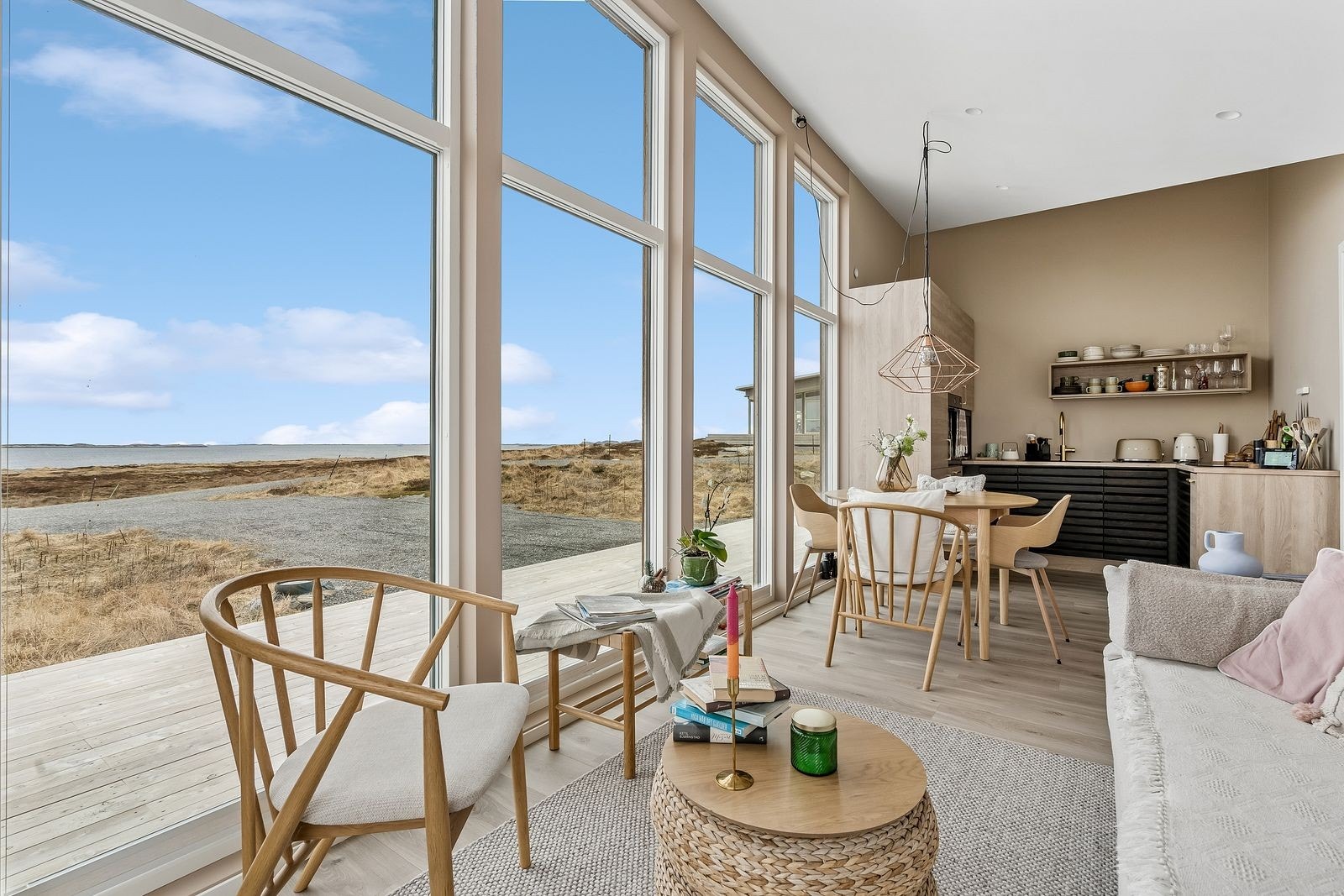 Åpen løsning mellom stue og kjekken åpner for sosiale sammenkomster. Galleribilde