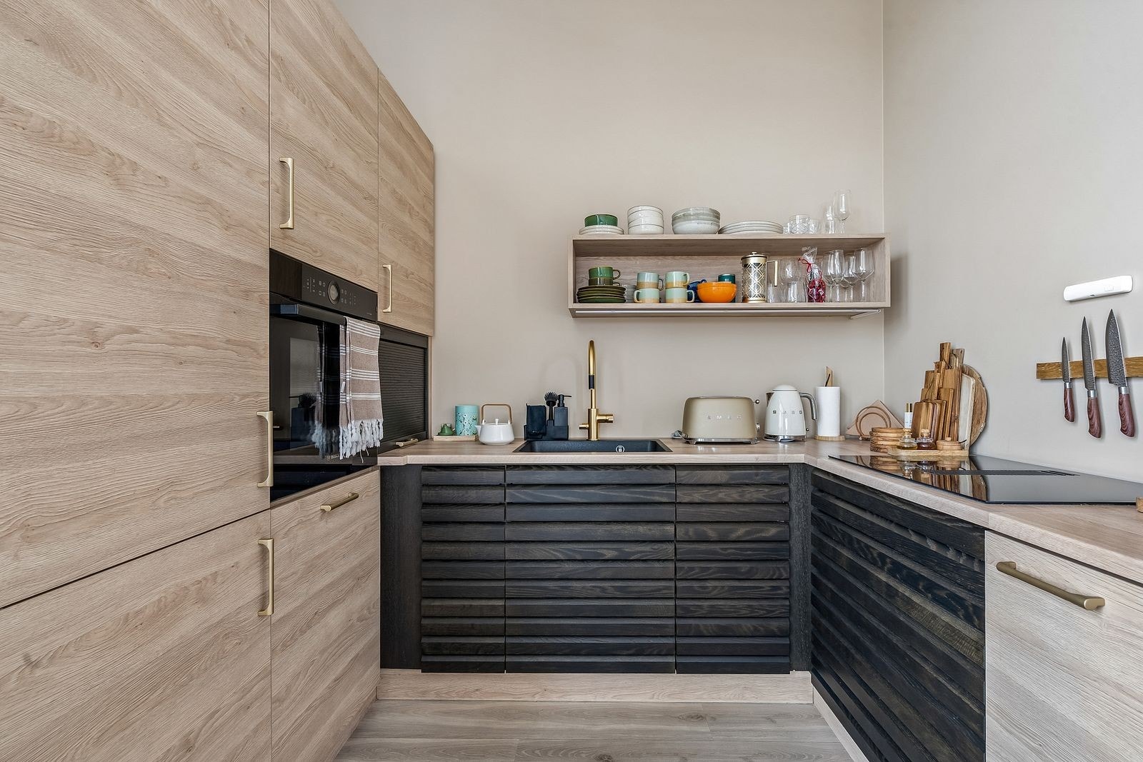 Kjøkkenet er et smykke i den åpne løsningen, hvor moderne minimalisme møter varme naturtoner. Galleribilde