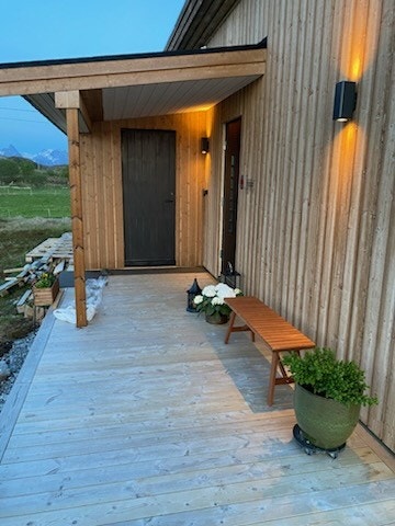 Bilde tatt av selger. Et overbygd inngangsparti gir fasaden dybde og karakter, og er din beste venn i det skiftende kystværet. Galleribilde