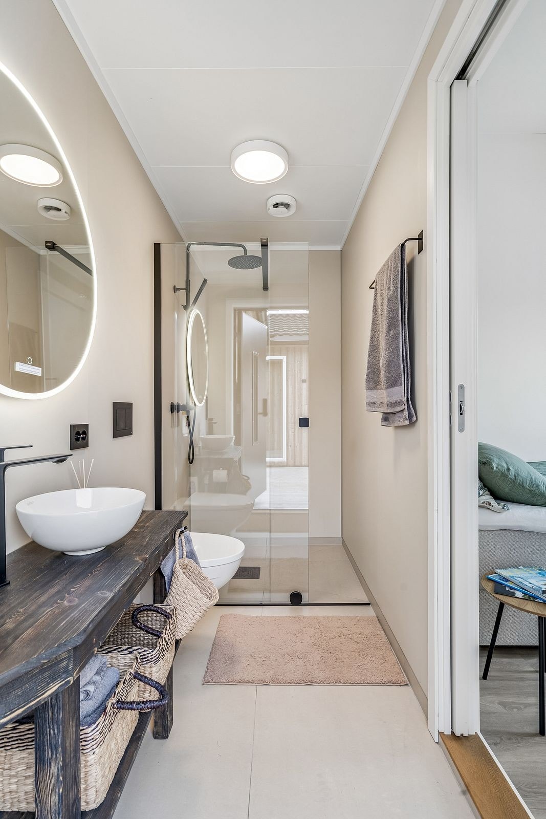 Ved å ha direkte tilgang til eget bad fra soverommet, oppleves annekset som en privat suite. Dette gir en følelse av hotell-luksus midt i det ville kystlandskapet. Galleribilde