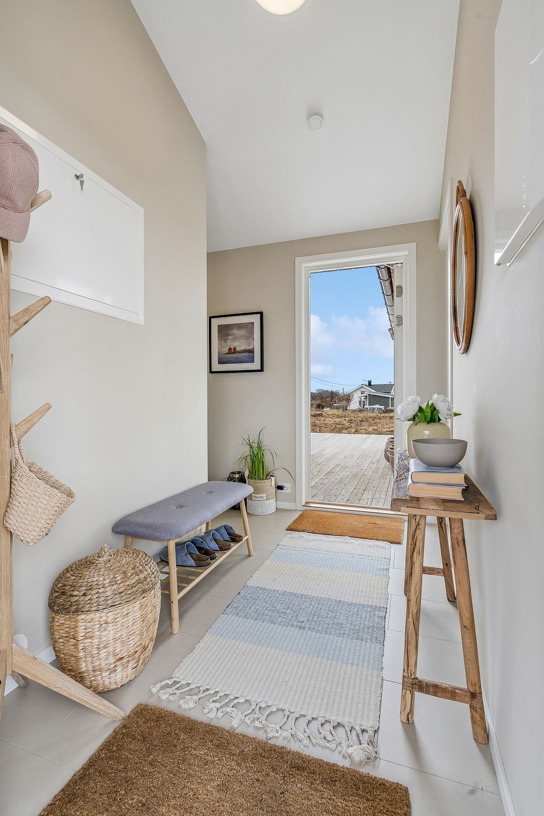 Velkommen inn! Gangen er lys og gir en fin velkomst inn til hytta. Gangen er gjennomgående, som gjør det enkelt å bevege seg gjennom boligen, og ut til markterrassen på baksiden. Galleribilde