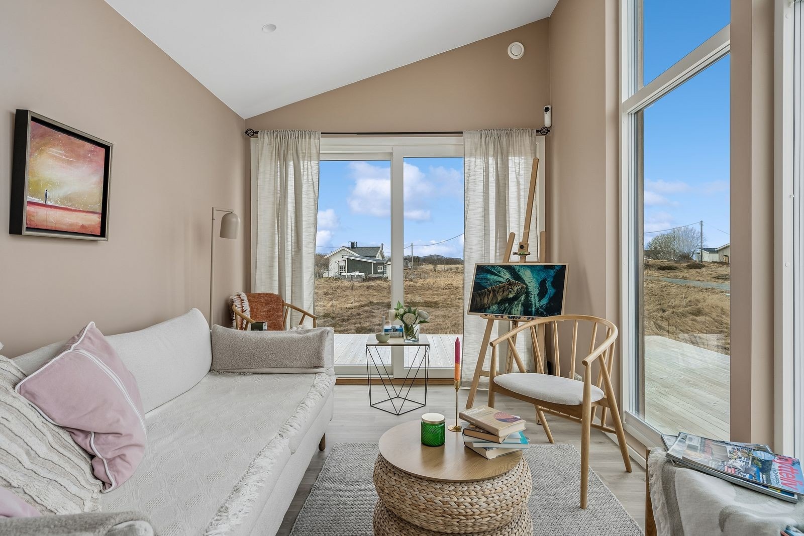 Den høye hilmlingen i stuen gir en fantastisk romfølelse og en luftig atmosfære. Laminat på alle gulv i hytta, foruten gang og bad hvor det er lagt fliser. Galleribilde