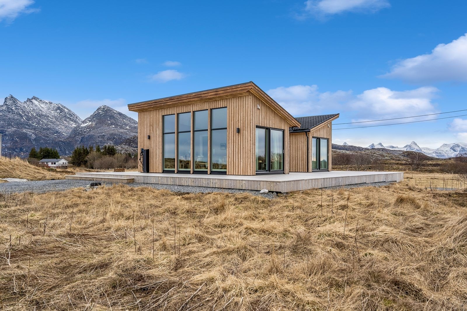 Velkommen til denne perlen, vakkert plassert i hjertet av Helgelandskysten med panoramautsikt over øyriket og havet. Galleribilde